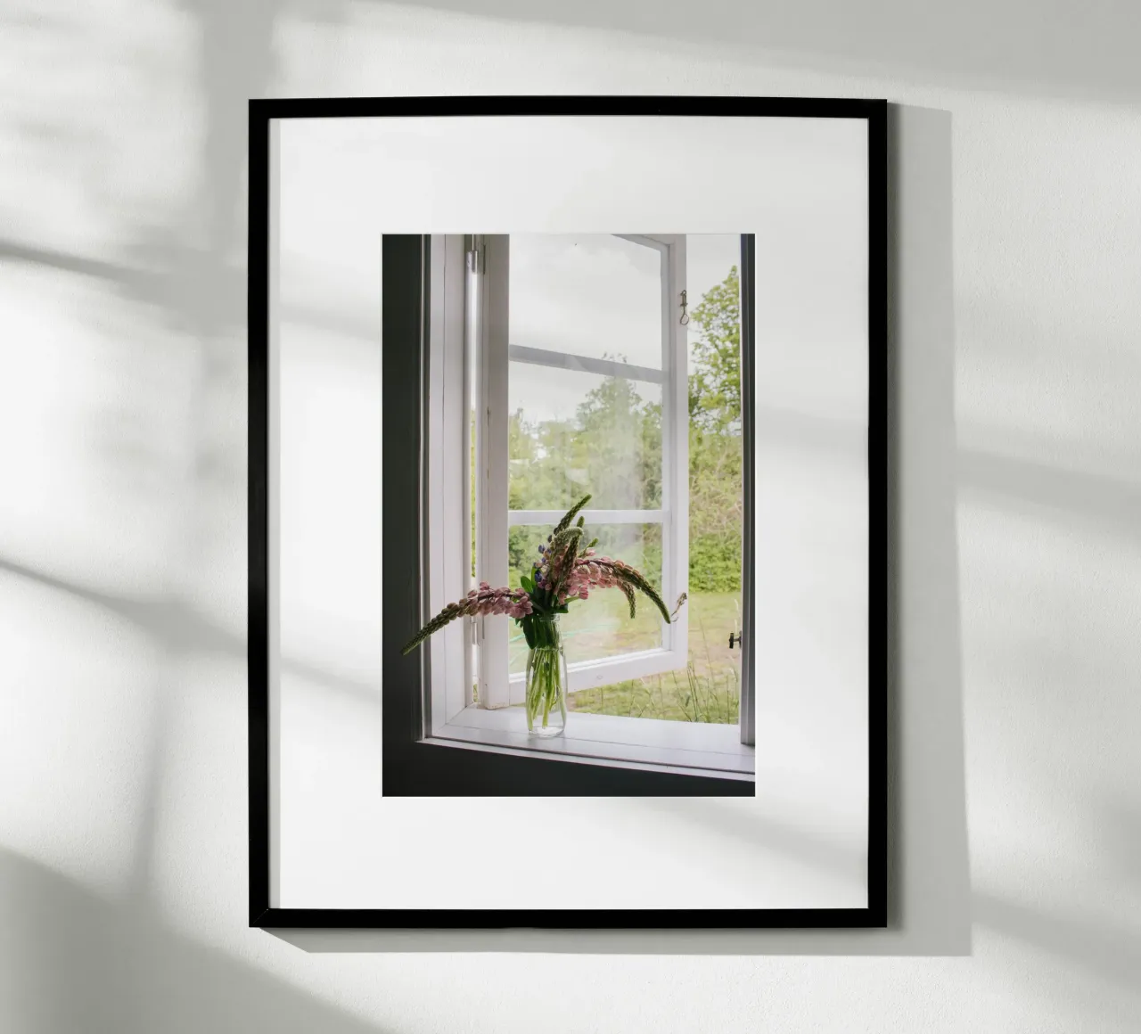 Lupinen am Fenster poster met houten frame van The Wild Creative Studio