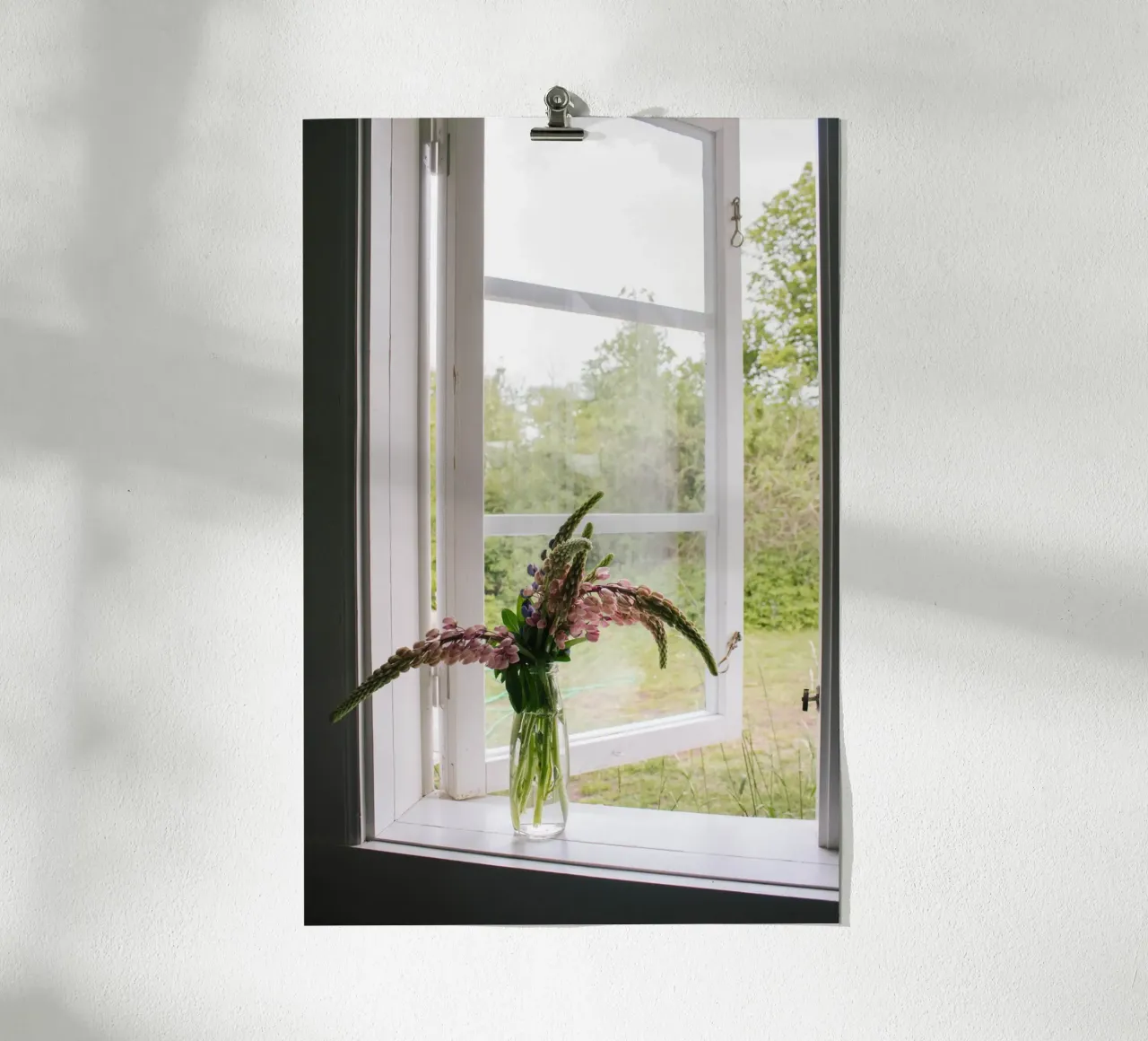 Lupinen am Fenster poster met houten frame van The Wild Creative Studio