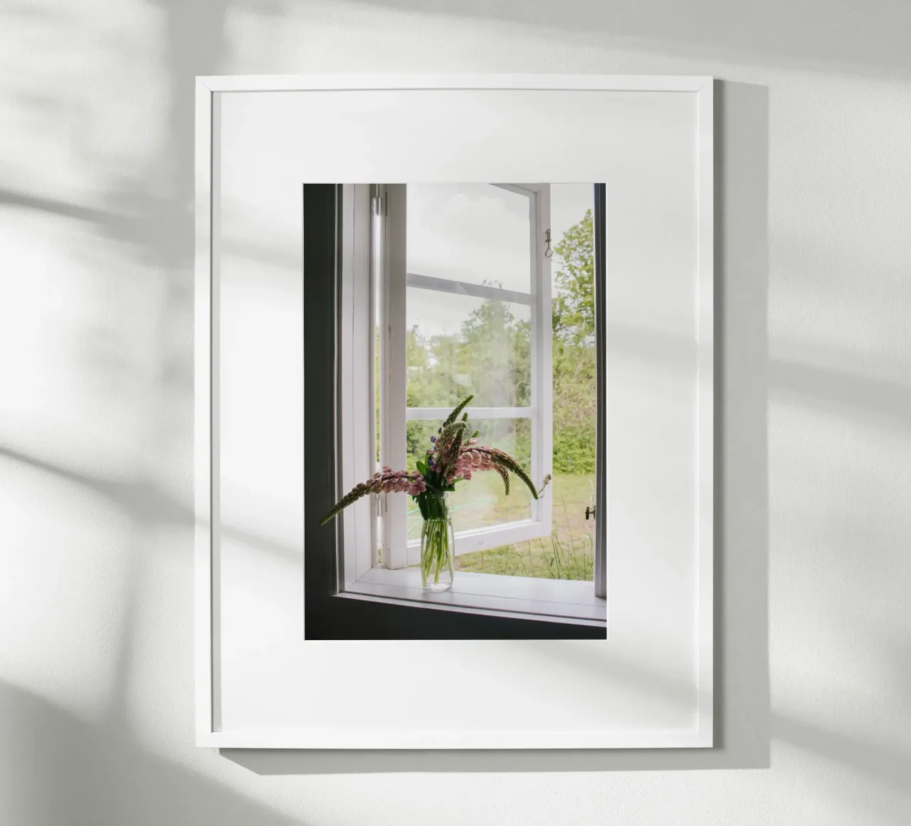 Lupinen am Fenster poster met houten frame van The Wild Creative Studio