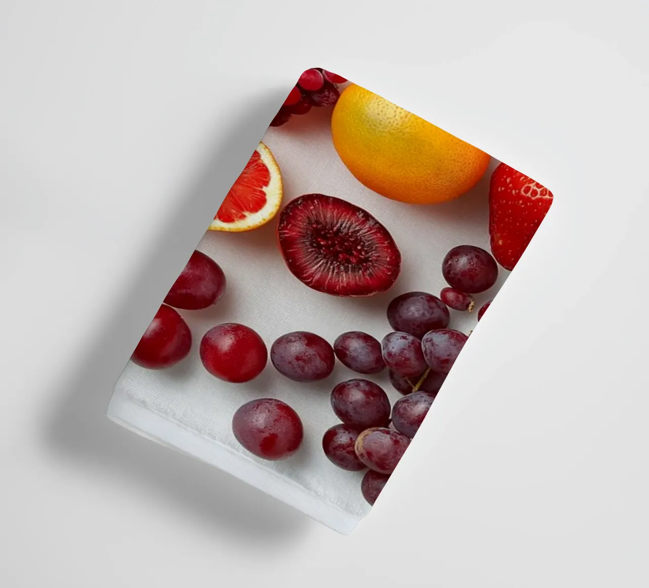 Bunte Früchte Handtuch von Motivate-Today