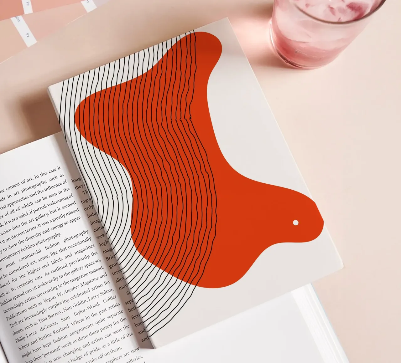 Abstracte lijnen - Dynamisch rood notitieboek van Whole©