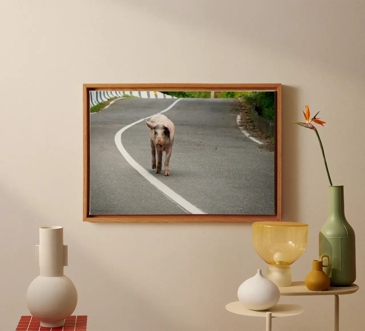 Piggy walking on the road tela con Cornice a cassetta da anderm