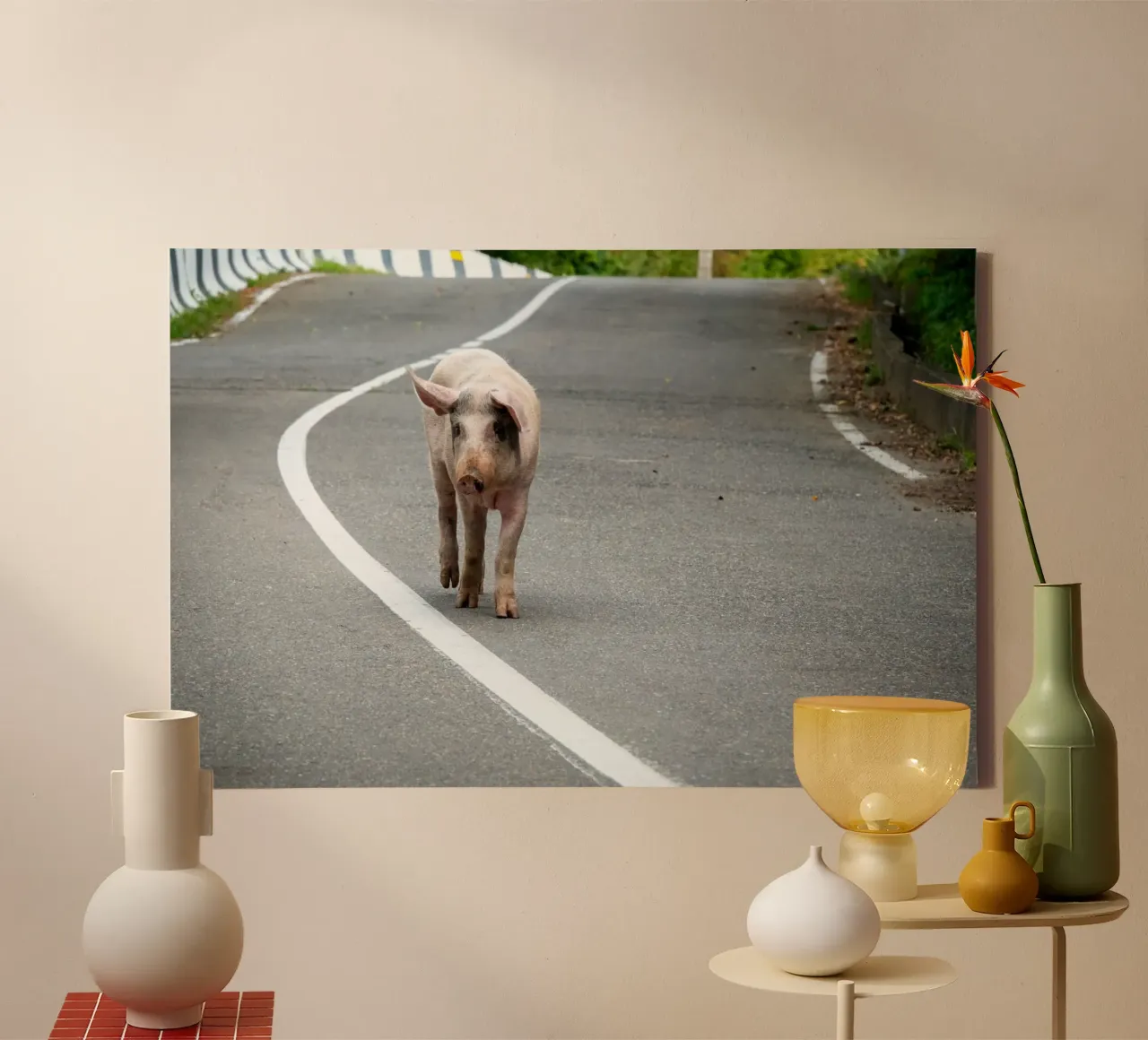 Piggy walking on the road tela con Cornice a cassetta da anderm