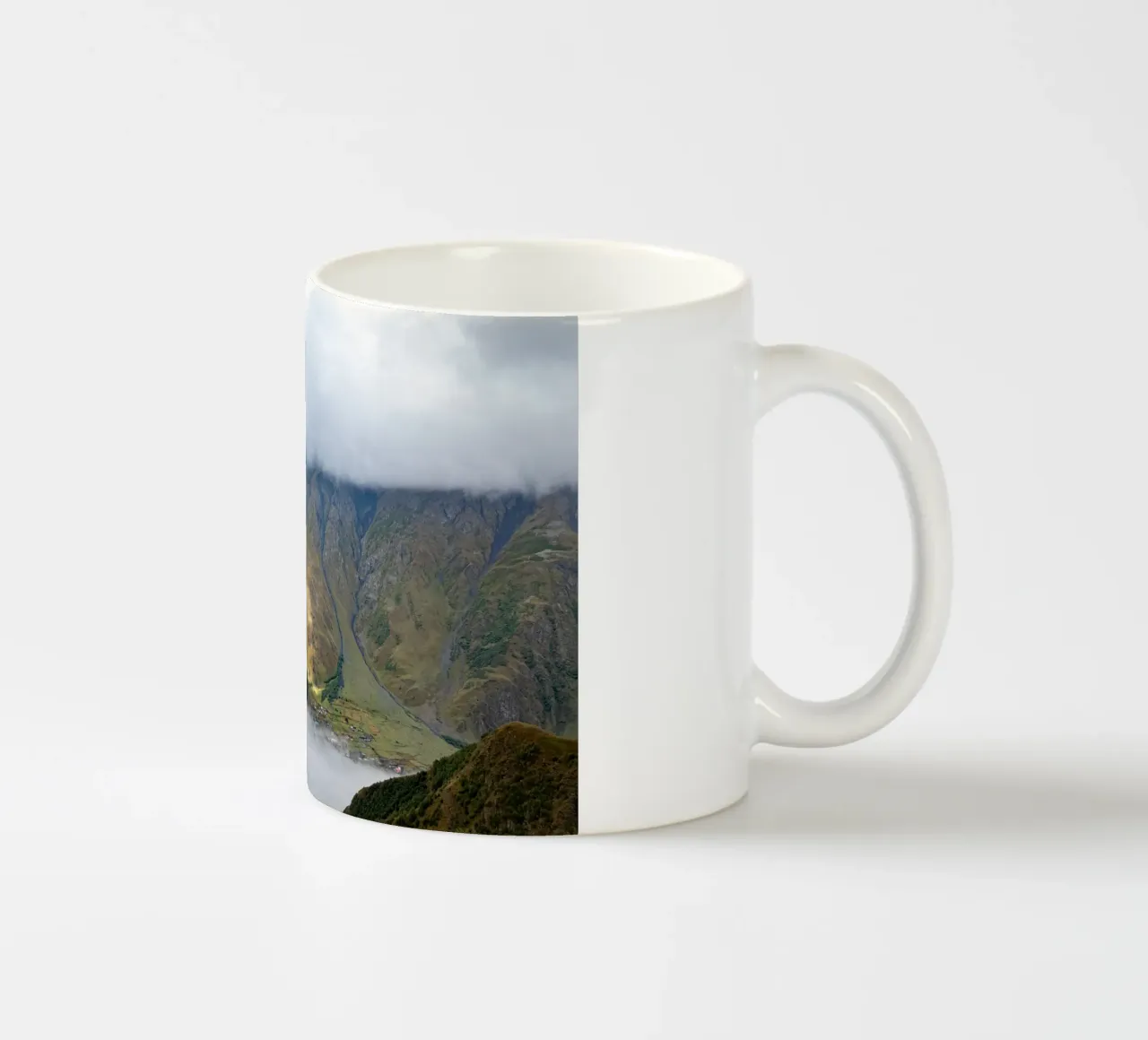Montagne di Kazbegi in Georgia tazza in ceramica da anderm