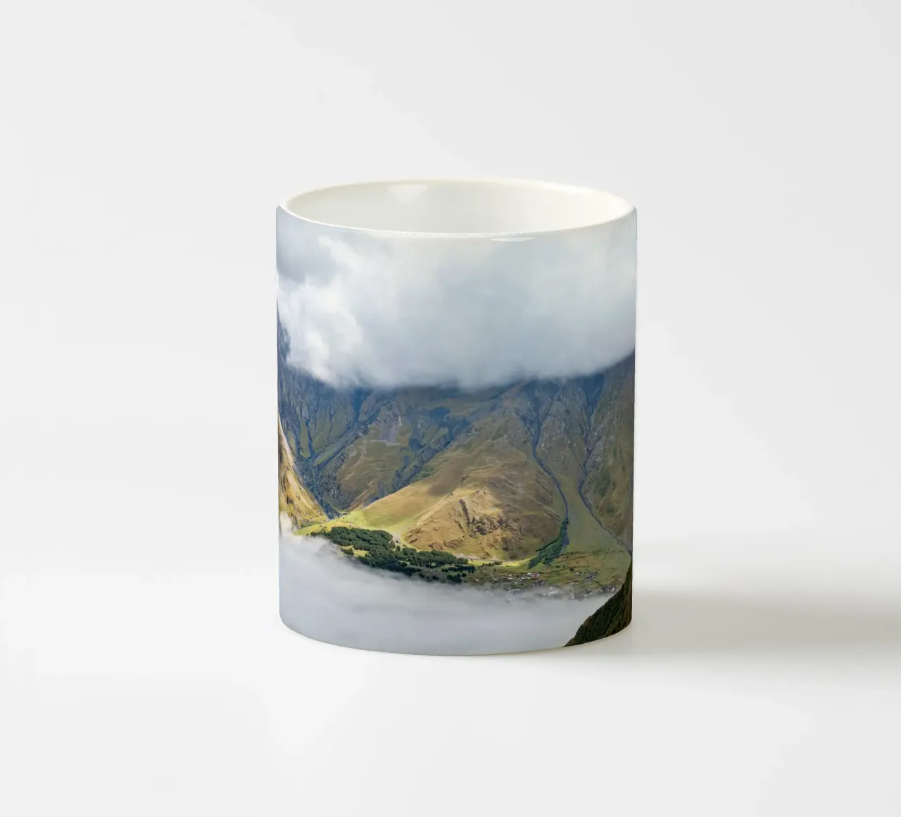 Montagne di Kazbegi in Georgia tazza in ceramica da anderm