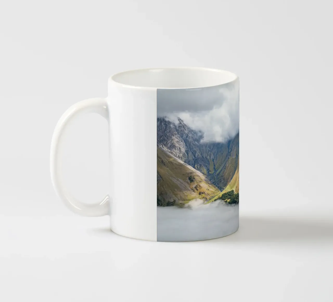 Montagne di Kazbegi in Georgia tazza in ceramica da anderm