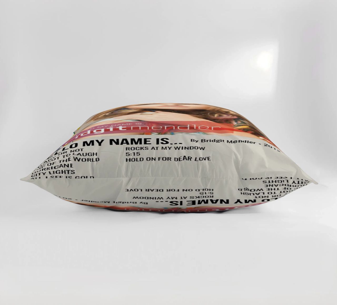 HELLO MY NAME IS... By Bridgit Mendler • 2012 cuscino da SoundStudio