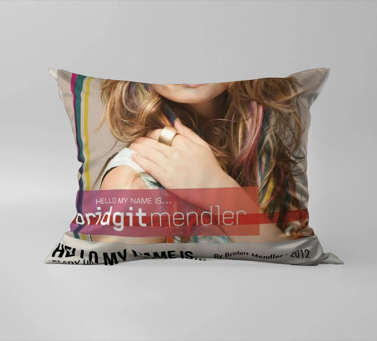 HELLO MY NAME IS... By Bridgit Mendler • 2012 cuscino da SoundStudio