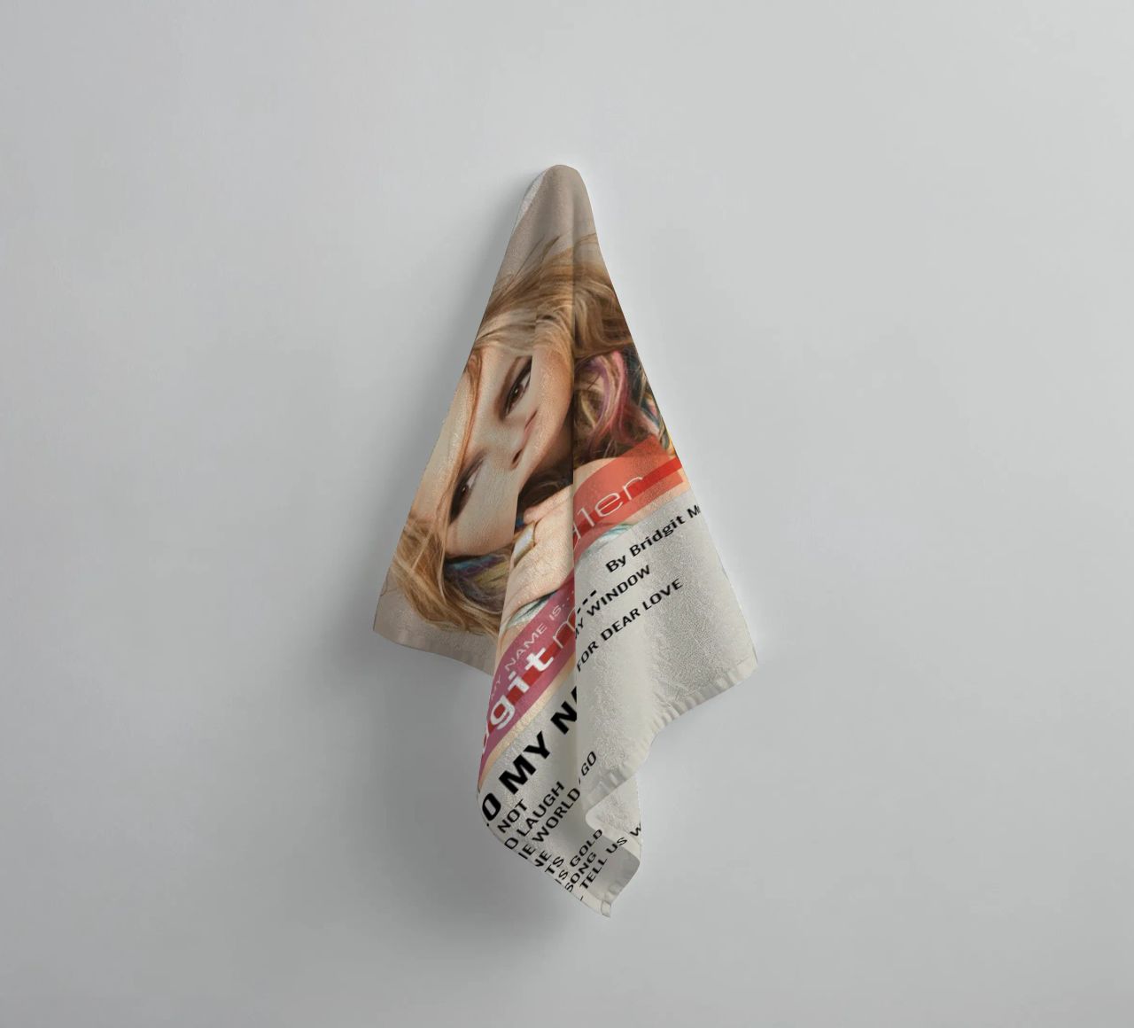 HELLO MY NAME IS... By Bridgit Mendler • 2012 asciugamano da bagno da SoundStudio