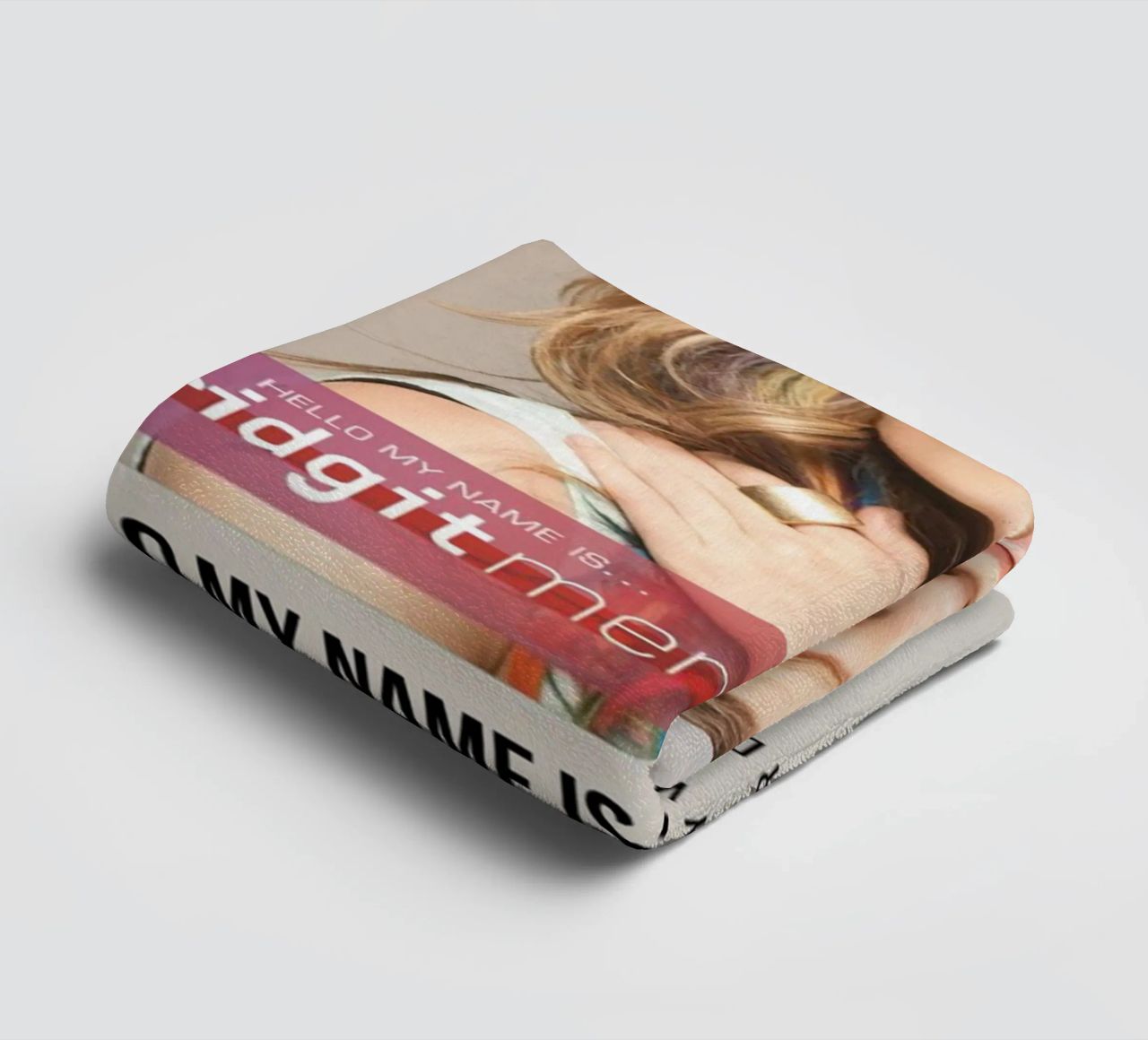 HELLO MY NAME IS... By Bridgit Mendler • 2012 asciugamano da bagno da SoundStudio