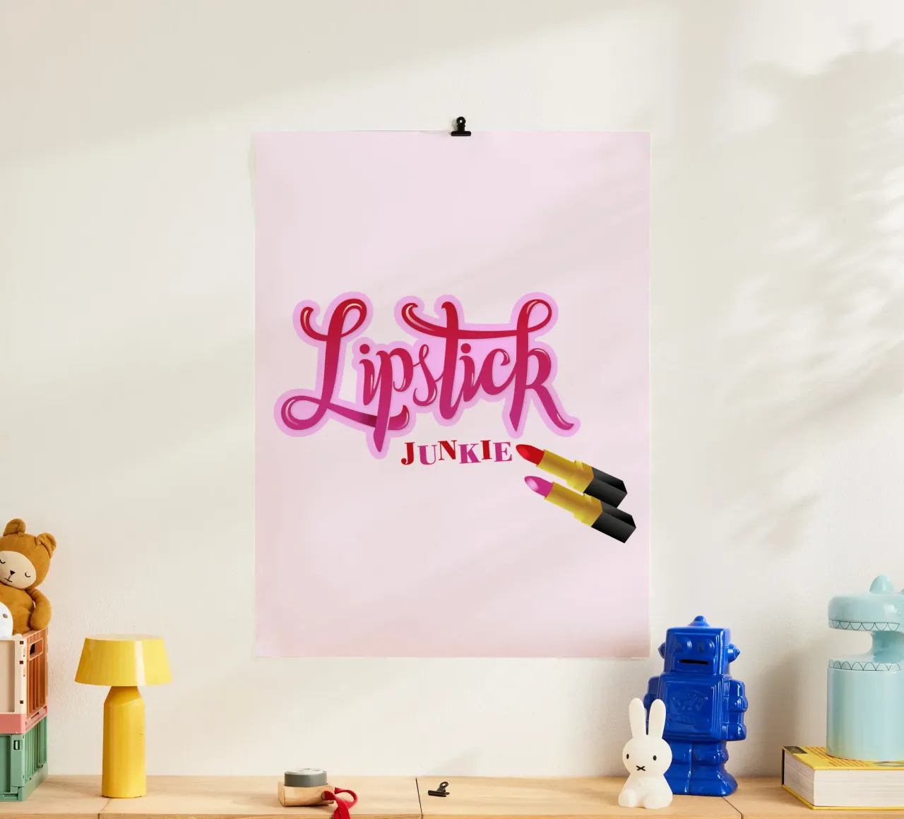 Lipstick Junkie. Scrittura a mano per le appassionate di make-up e per le ragazze. poster con telaio in alluminio da CalliLetters