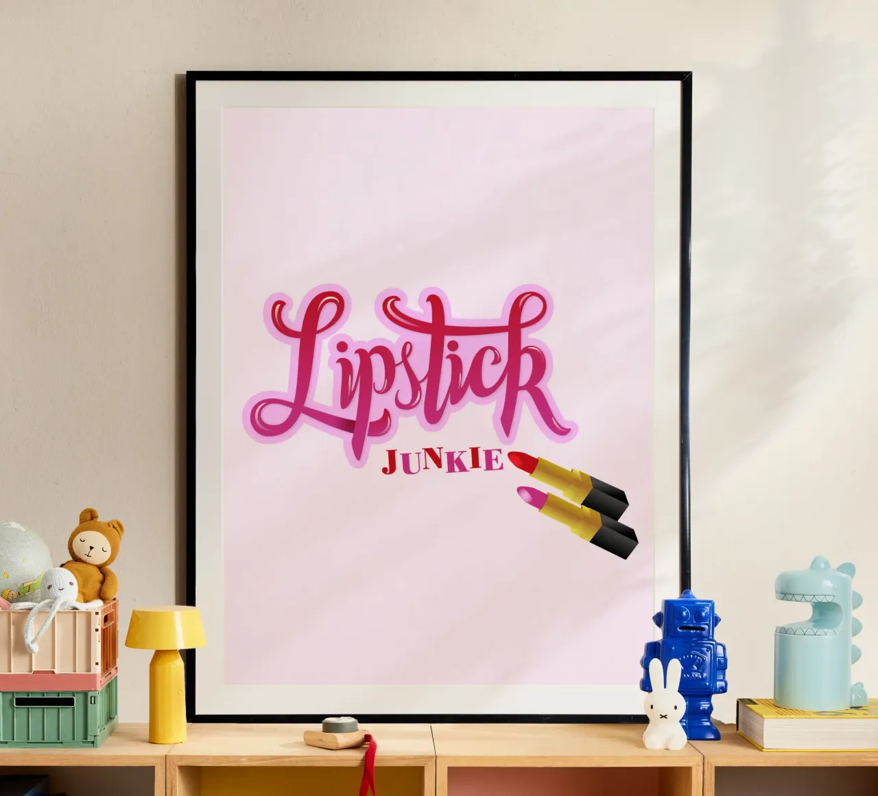 Lipstick Junkie. Scrittura a mano per le appassionate di make-up e per le ragazze. poster con telaio in alluminio da CalliLetters