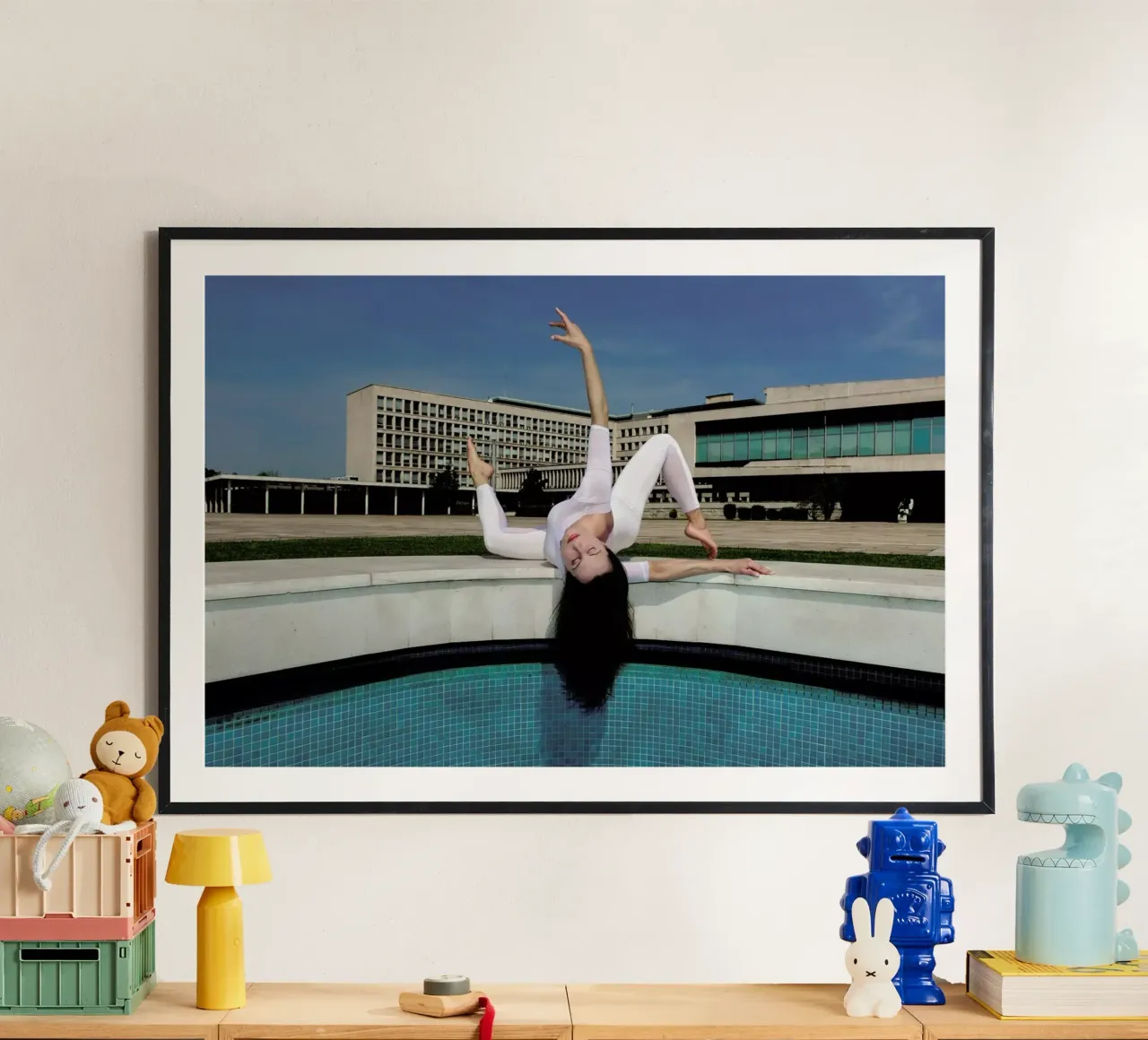 Belgrade #5 poster con telaio in legno da The Urban Yoga