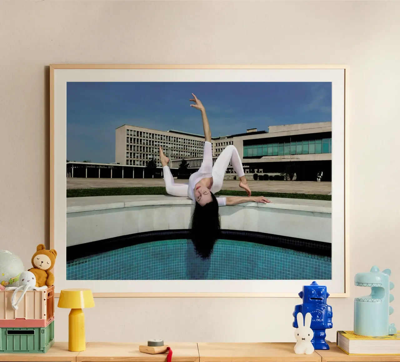 Belgrade #5 poster con telaio in legno da The Urban Yoga