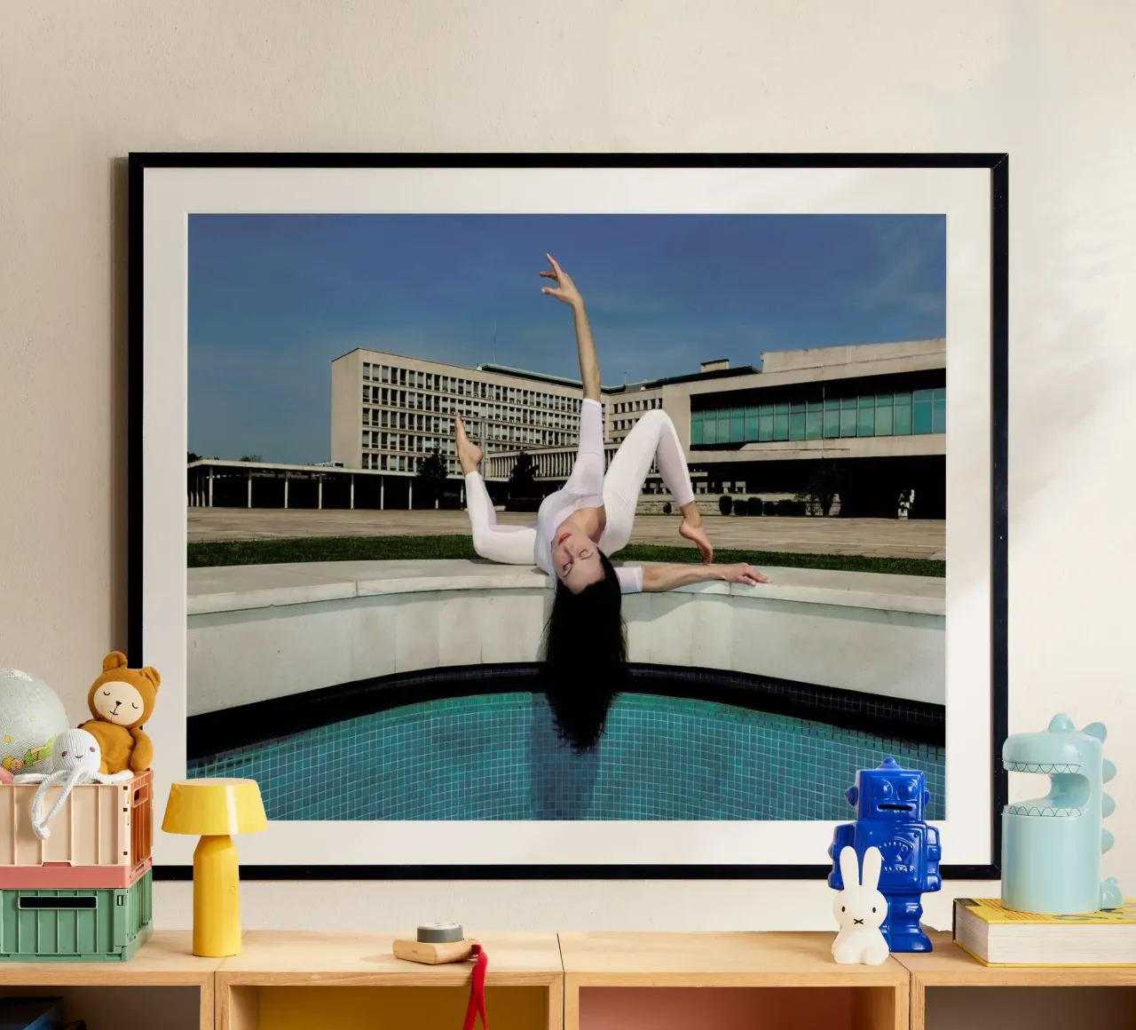 Belgrade #5 poster con telaio in legno da The Urban Yoga