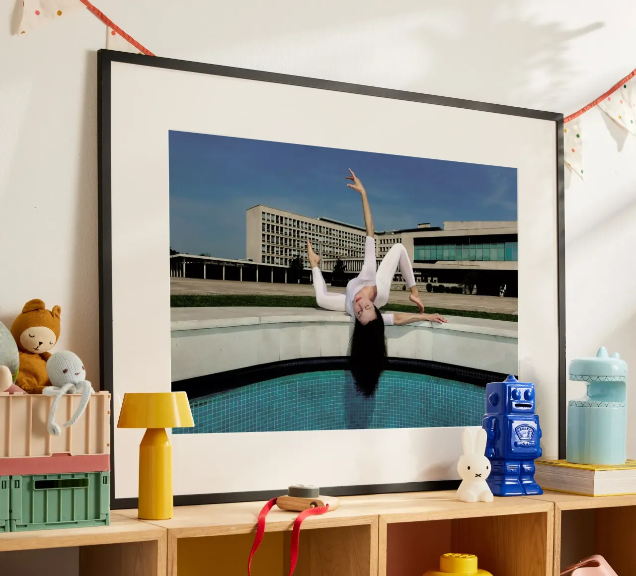 Belgrade #5 poster con telaio in legno da The Urban Yoga