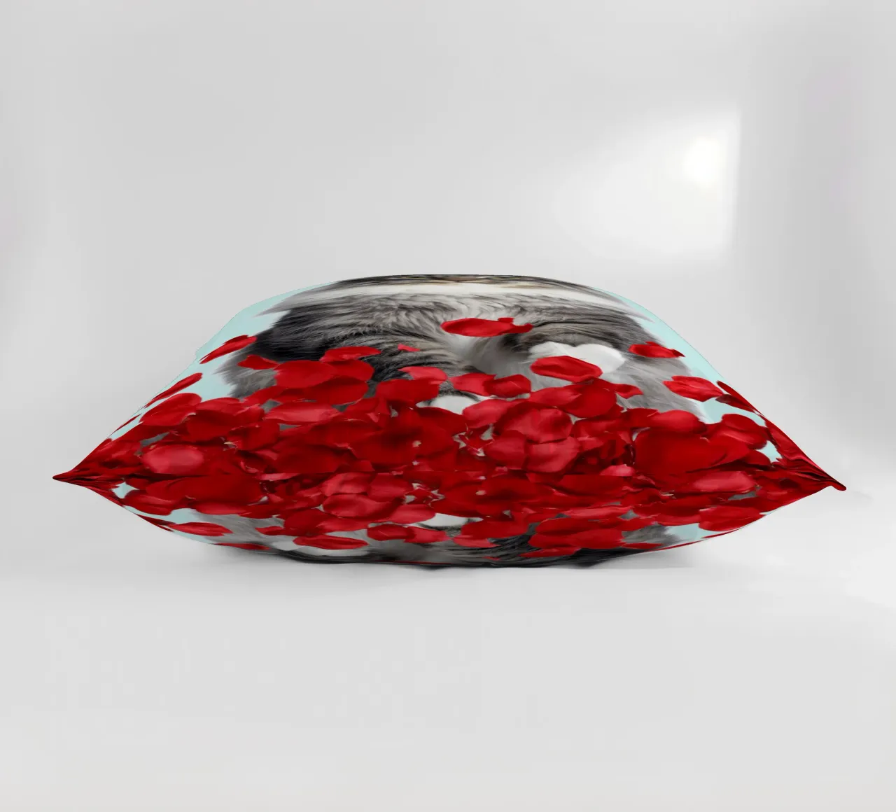 gatto grigio e rose rosse cuscino da Berwies Artwork
