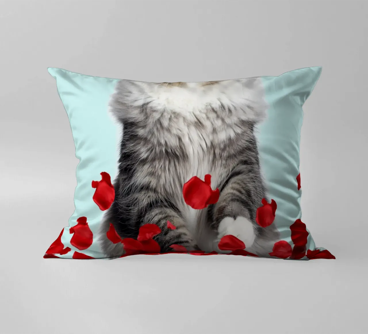 gatto grigio e rose rosse cuscino da Berwies Artwork