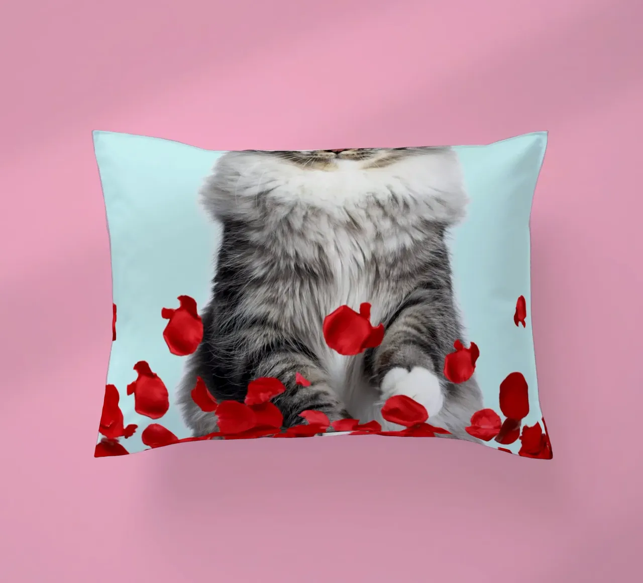 gatto grigio e rose rosse cuscino da Berwies Artwork