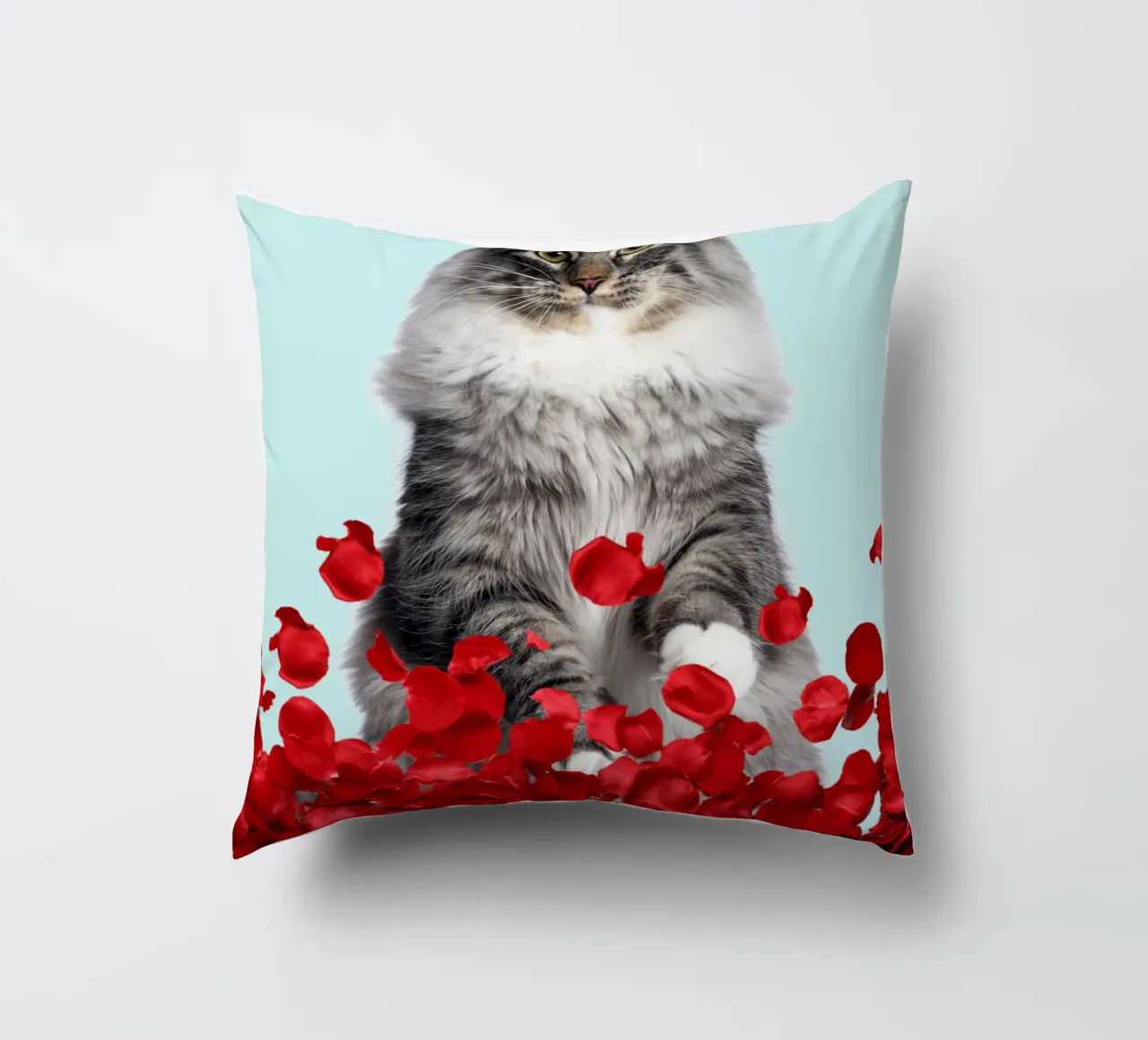 gatto grigio e rose rosse cuscino da Berwies Artwork