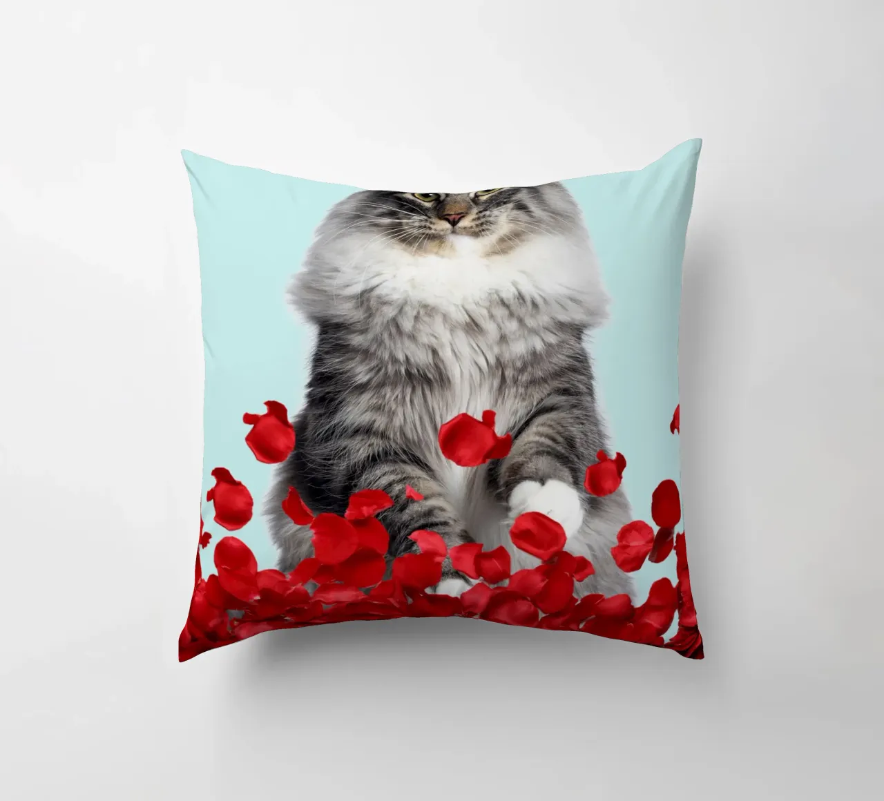gatto grigio e rose rosse cuscino da Berwies Artwork