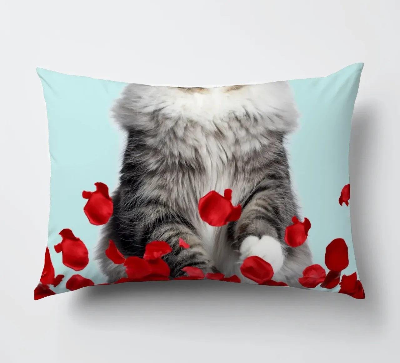 gatto grigio e rose rosse cuscino da Berwies Artwork