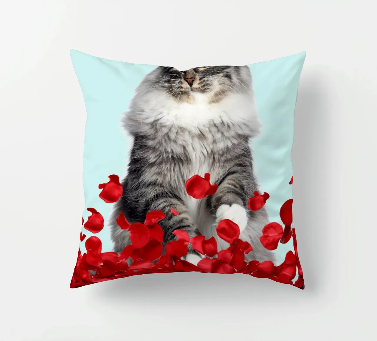 gatto grigio e rose rosse cuscino da Berwies Artwork