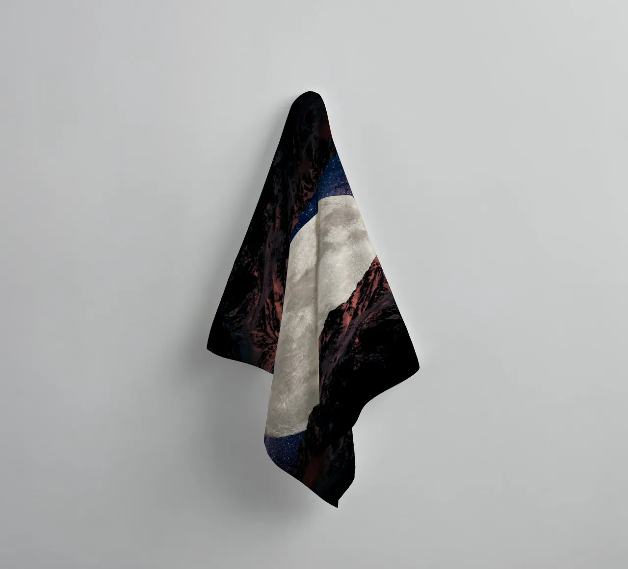 tweelingbergen en maan badhanddoek van Berwies Artwork