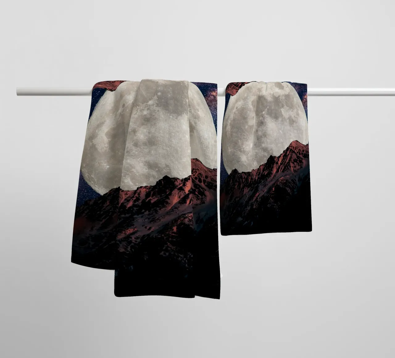 tweelingbergen en maan badhanddoek van Berwies Artwork
