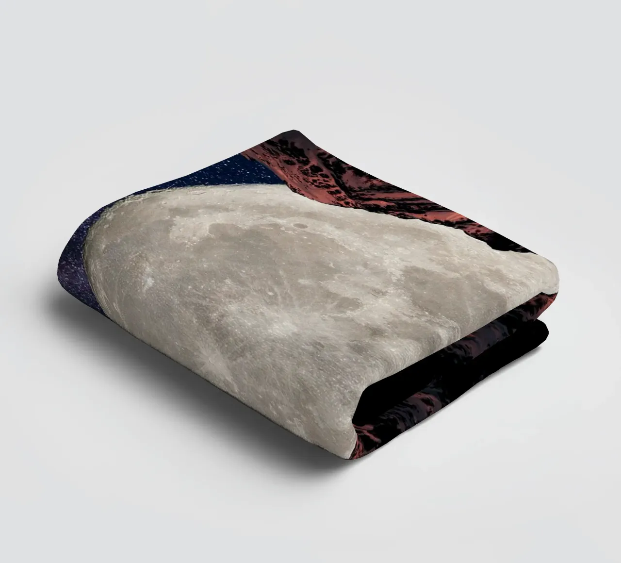 tweelingbergen en maan badhanddoek van Berwies Artwork