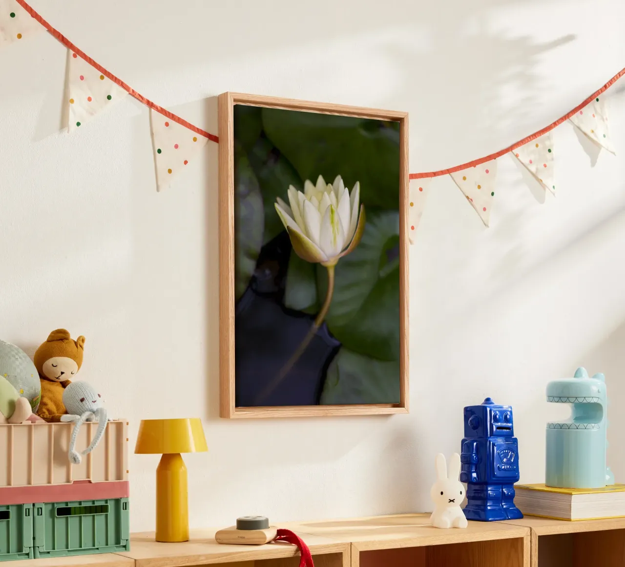Grace in Bloom – The Beauty of the White Lily canvas met Baklijst van Curious Collections by Marielle Leenders