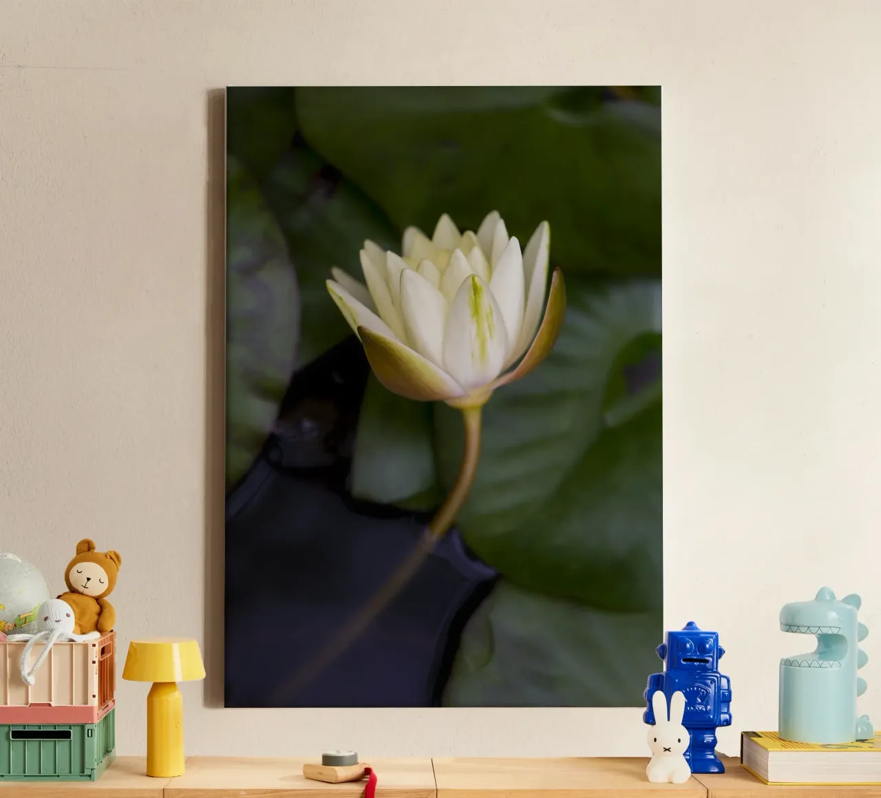 Grace in Bloom – The Beauty of the White Lily canvas met Baklijst van Curious Collections by Marielle Leenders