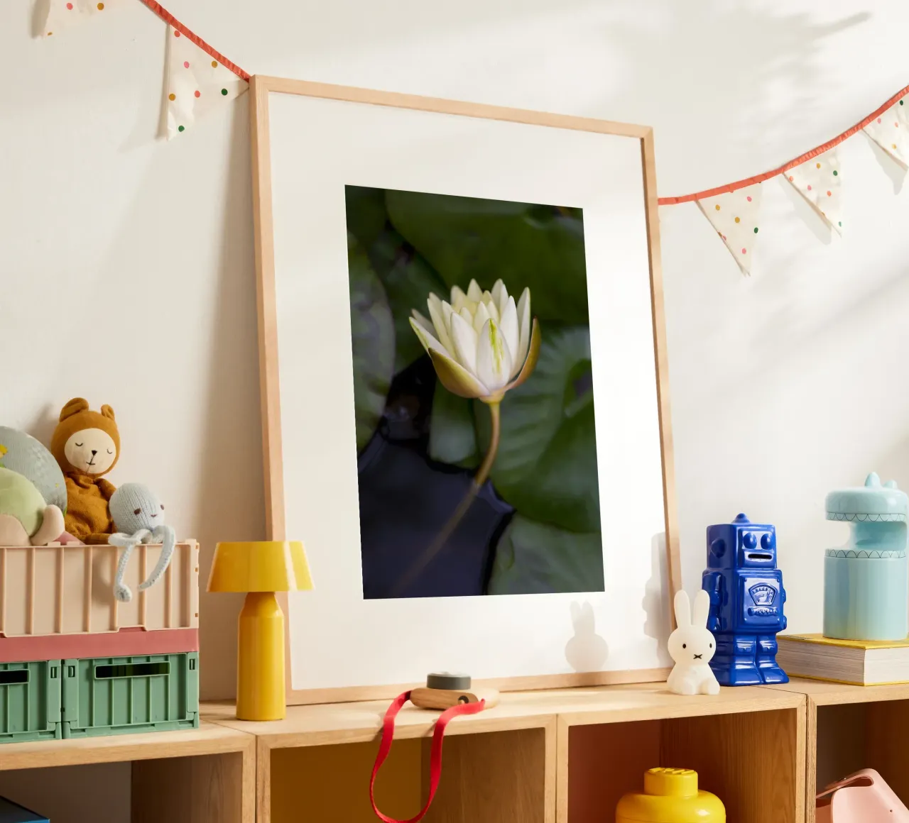 Grace in Bloom – The Beauty of the White Lily poster da Curious Collections by Marielle Leenders