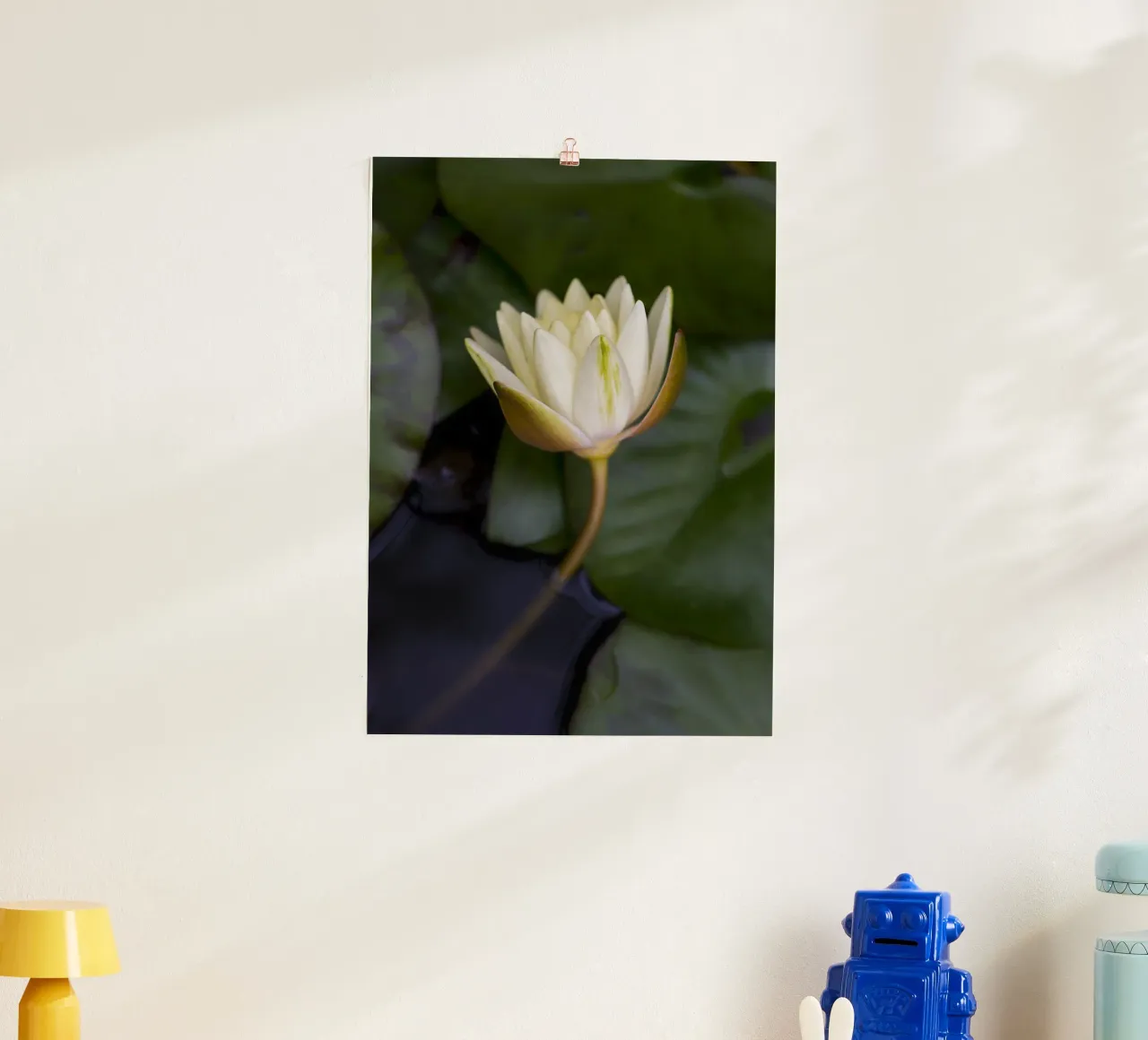 Grace in Bloom – The Beauty of the White Lily poster da Curious Collections by Marielle Leenders