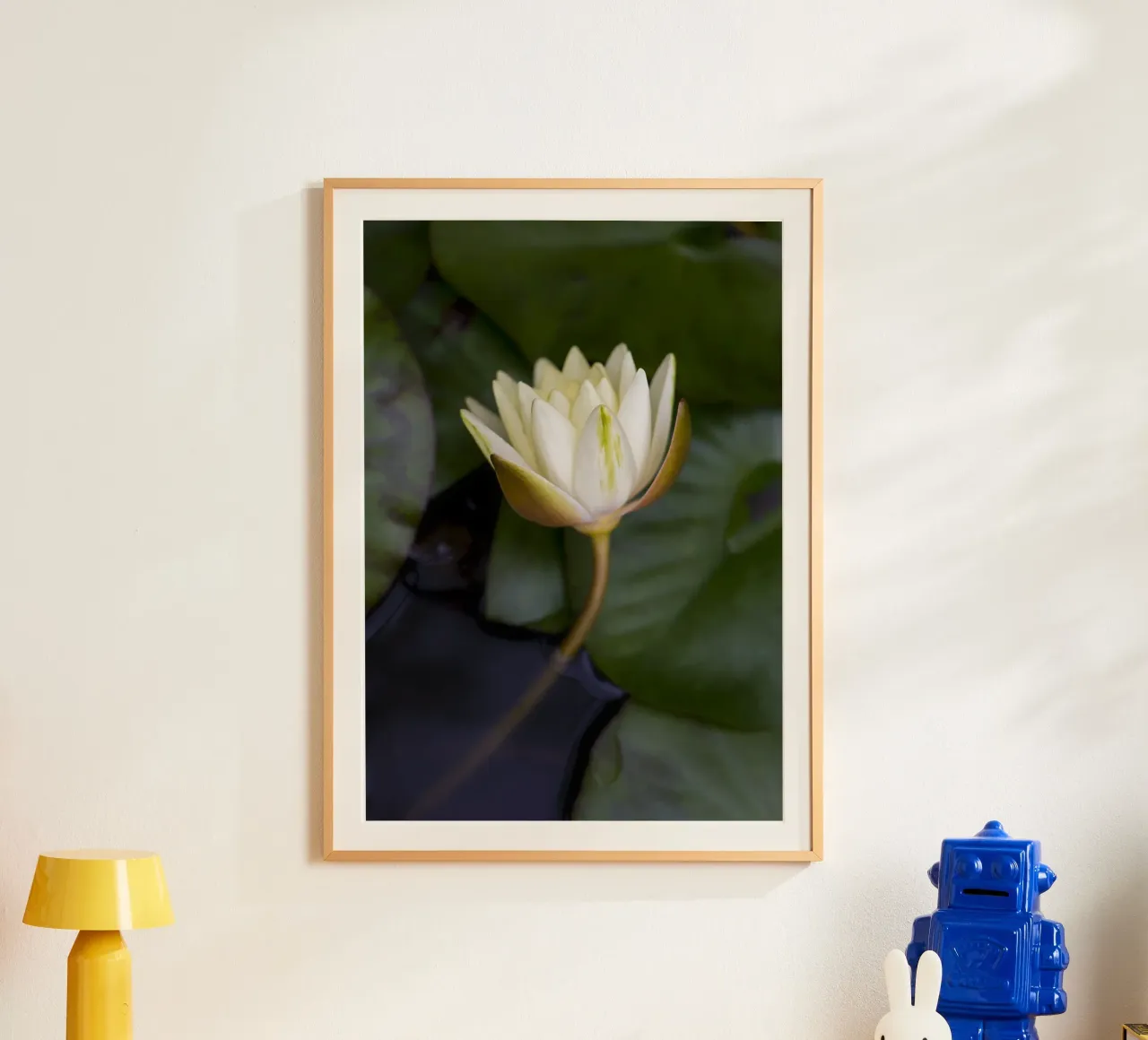 Grace in Bloom – The Beauty of the White Lily poster da Curious Collections by Marielle Leenders
