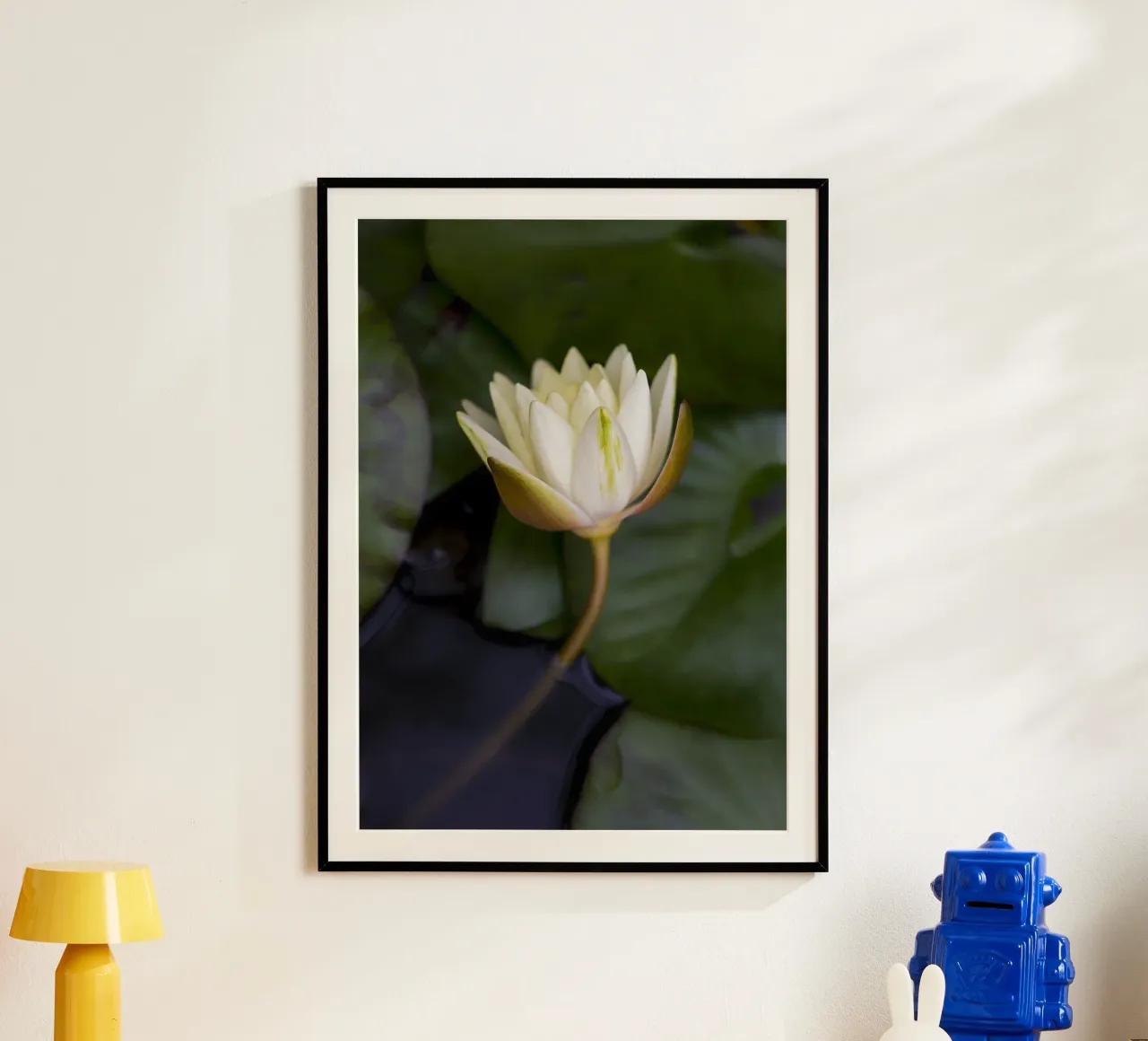 Grace in Bloom – The Beauty of the White Lily poster da Curious Collections by Marielle Leenders
