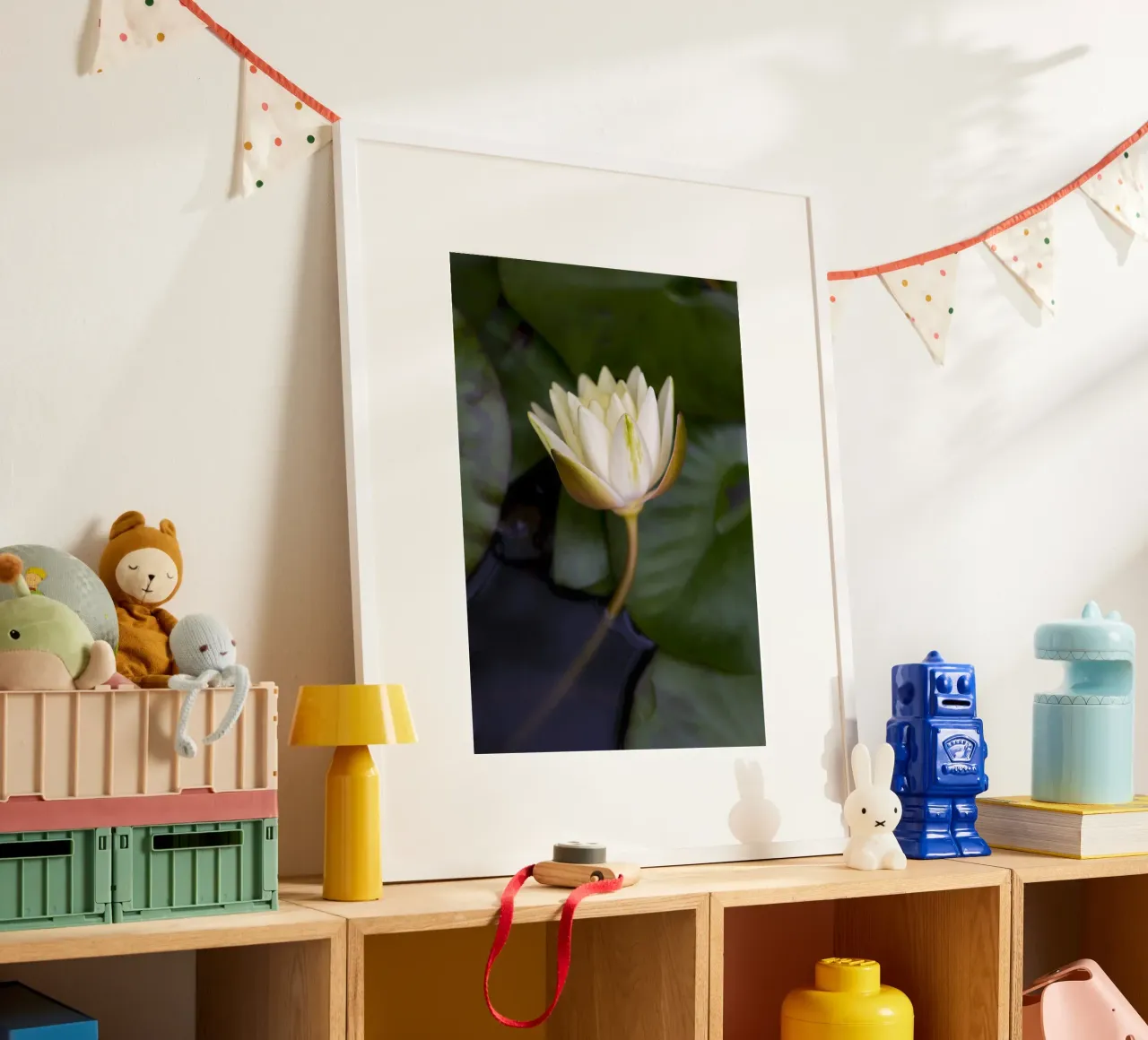 Grace in Bloom – The Beauty of the White Lily poster da Curious Collections by Marielle Leenders