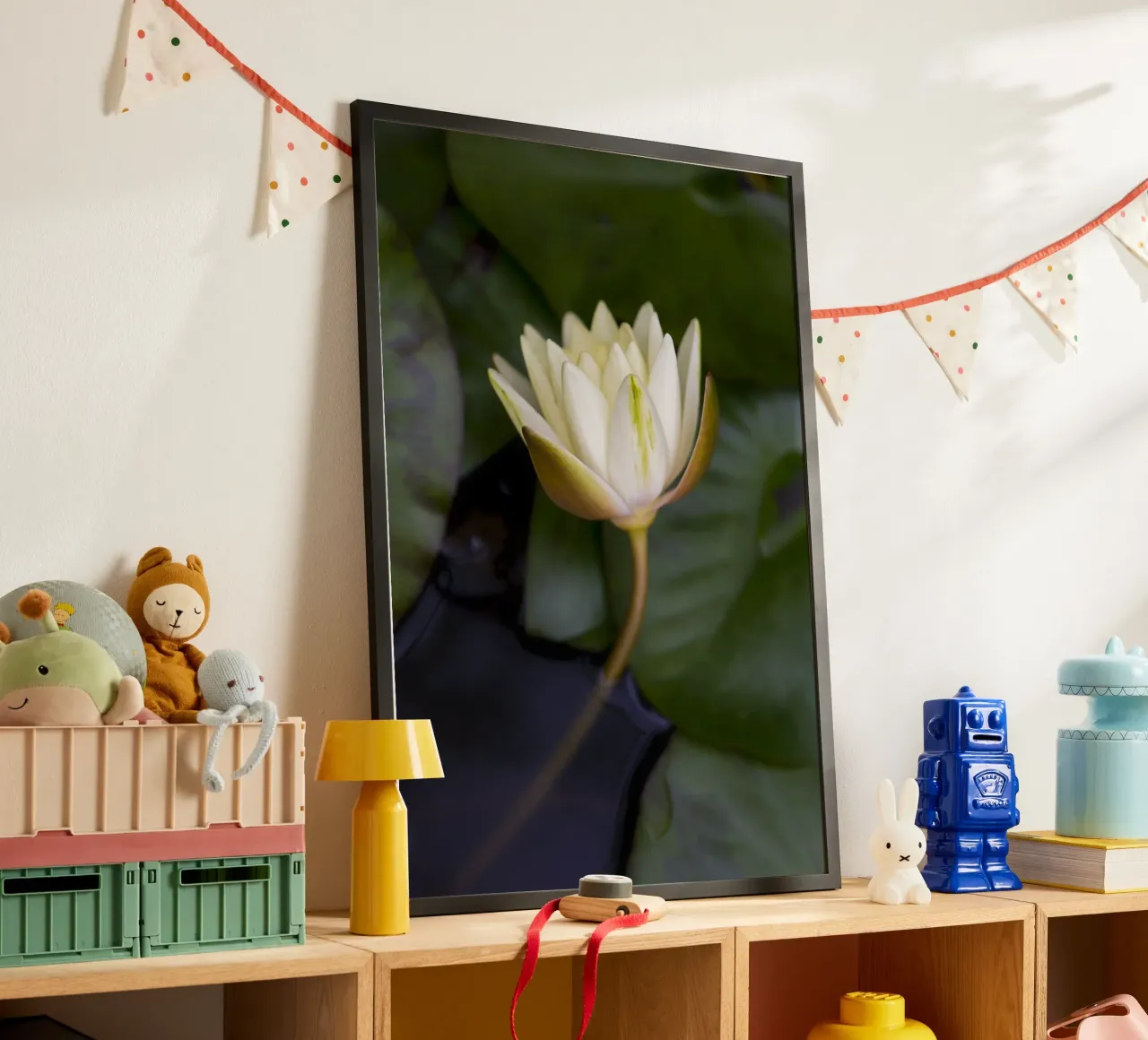 Grace in Bloom – The Beauty of the White Lily poster da Curious Collections by Marielle Leenders