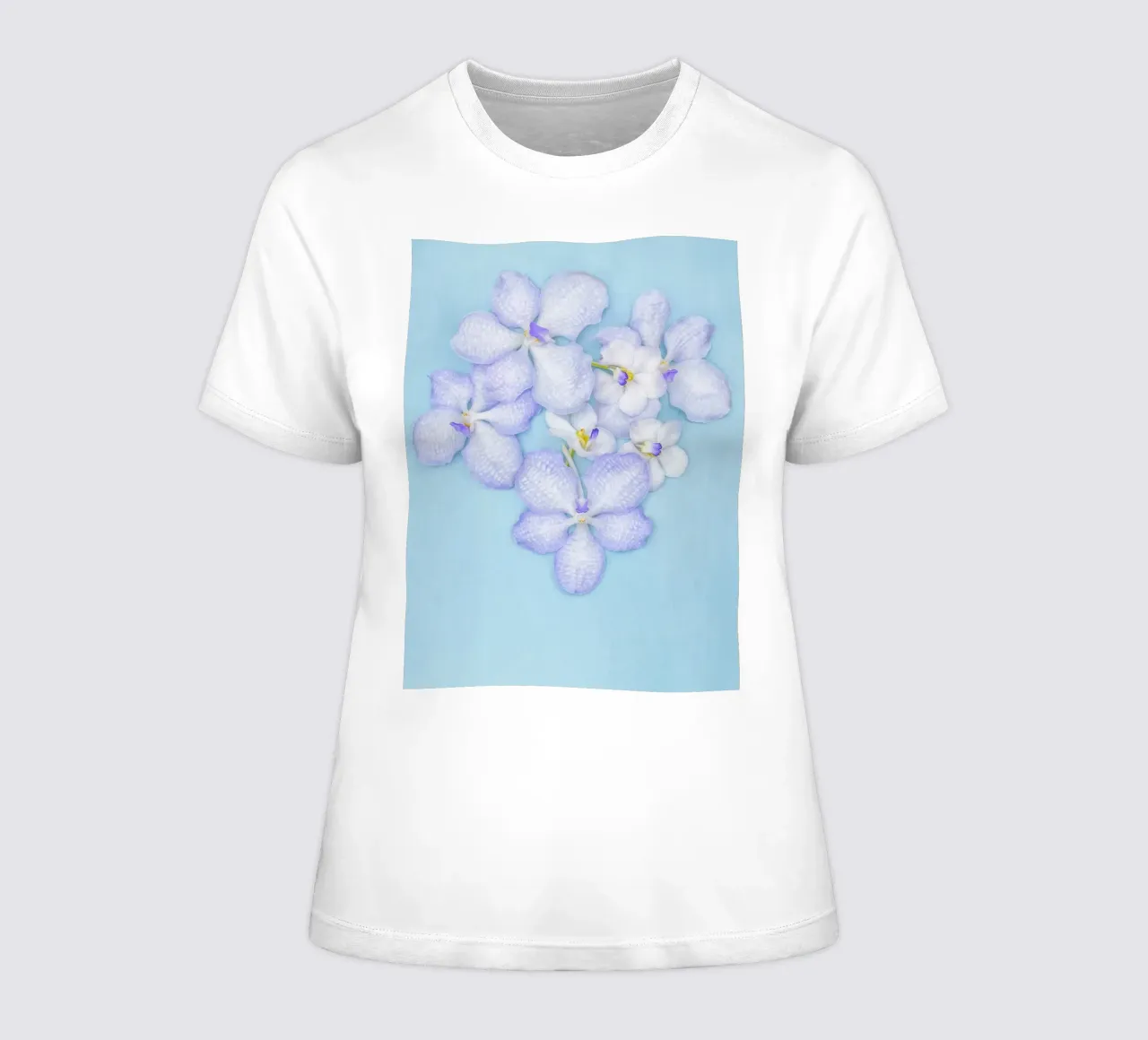 Serenity in Bloom – Lilac Orchids t-shirt da donna da Curious Collections by Marielle Leenders