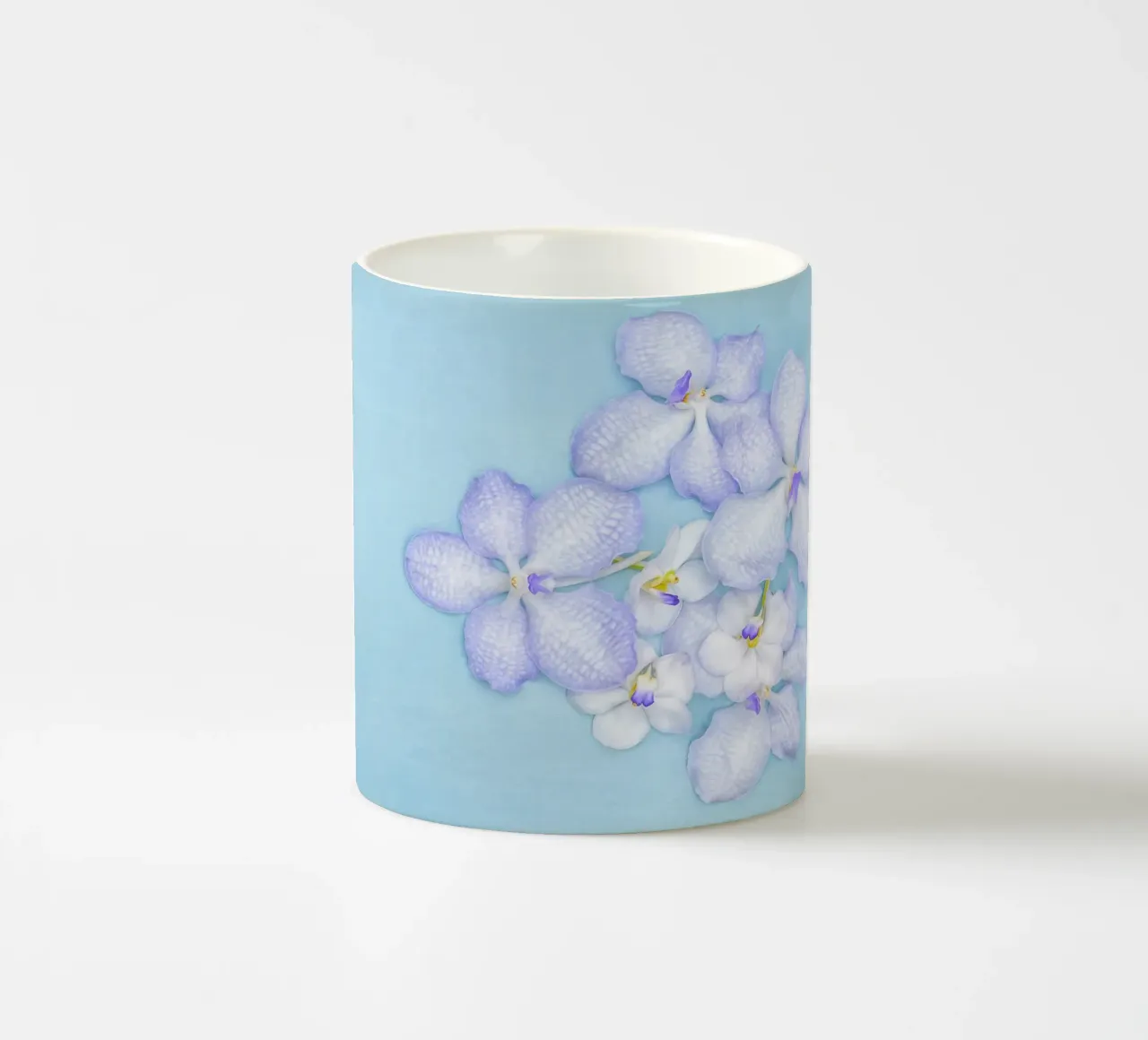 Serenity in Bloom – Lilac Orchids tazza in ceramica da Curious Collections by Marielle Leenders
