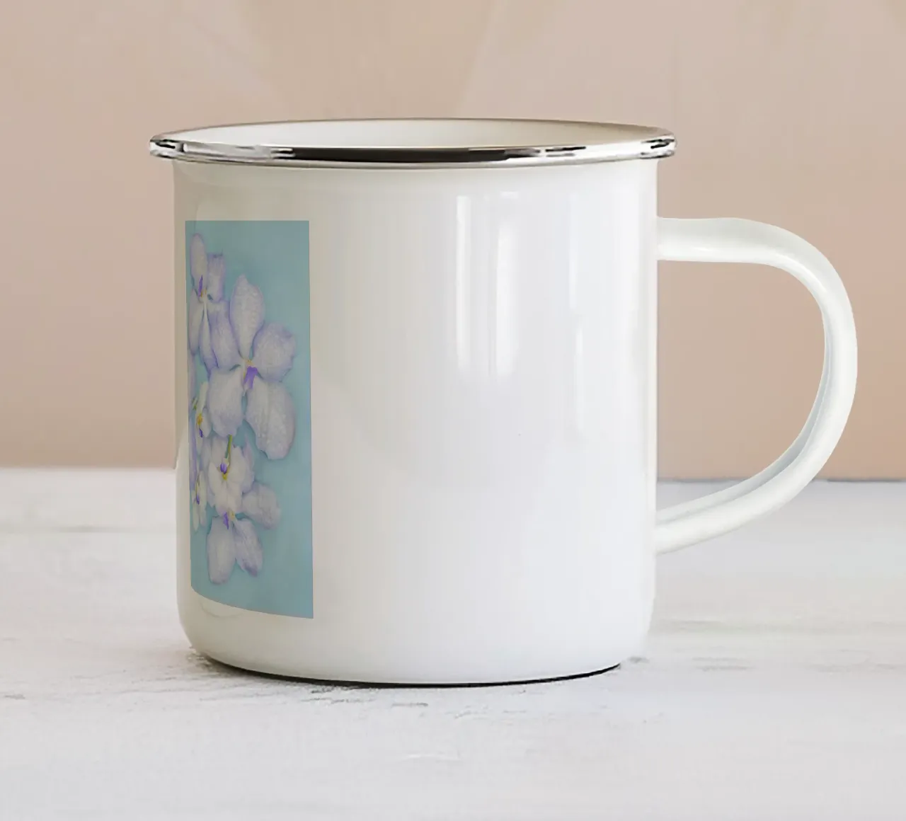 Serenity in Bloom – Lilac Orchids tazza in smalto da Curious Collections by Marielle Leenders