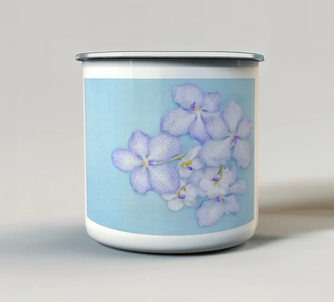 Serenity in Bloom – Lilac Orchids tazza in smalto da Curious Collections by Marielle Leenders
