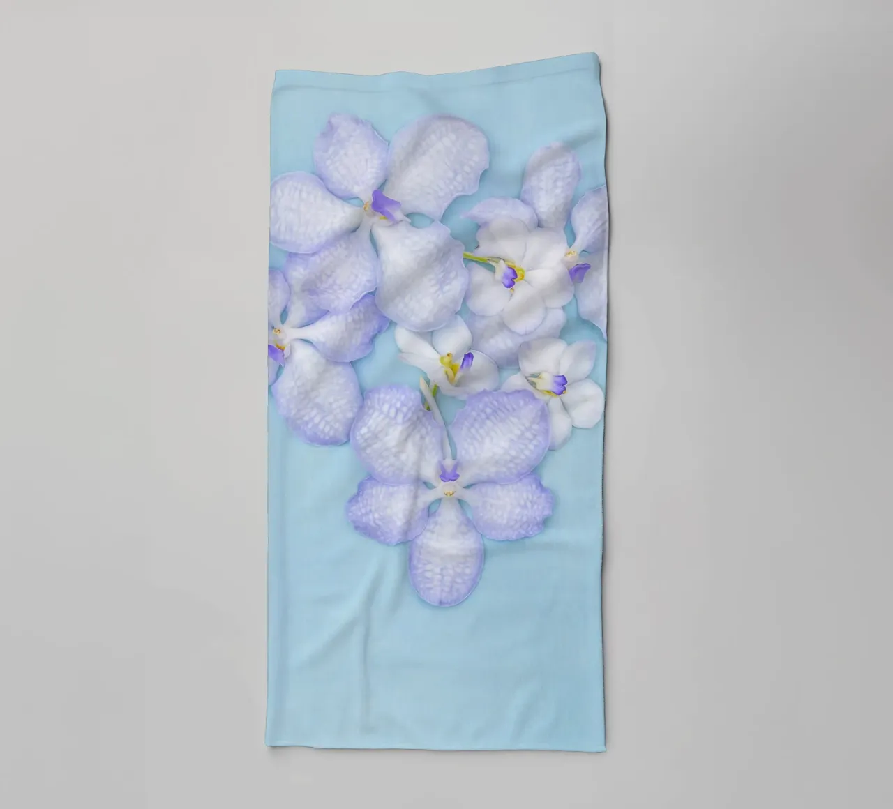 Serenity in Bloom – Lilac Orchids asciugamano da bagno da Curious Collections by Marielle Leenders