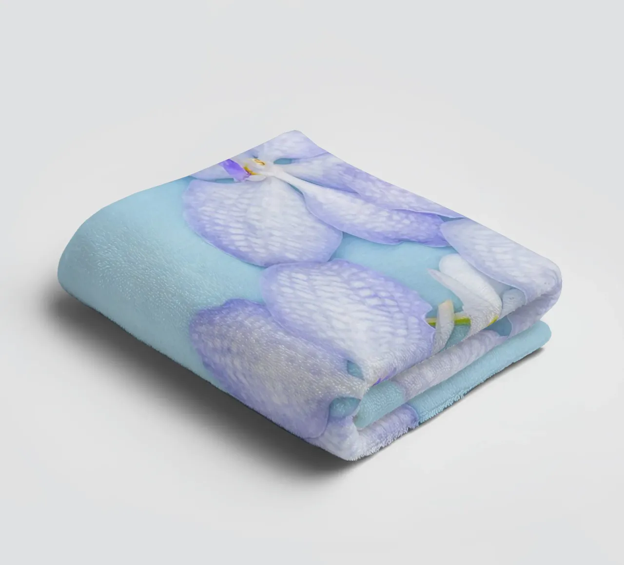 Serenity in Bloom – Lilac Orchids asciugamano da bagno da Curious Collections by Marielle Leenders