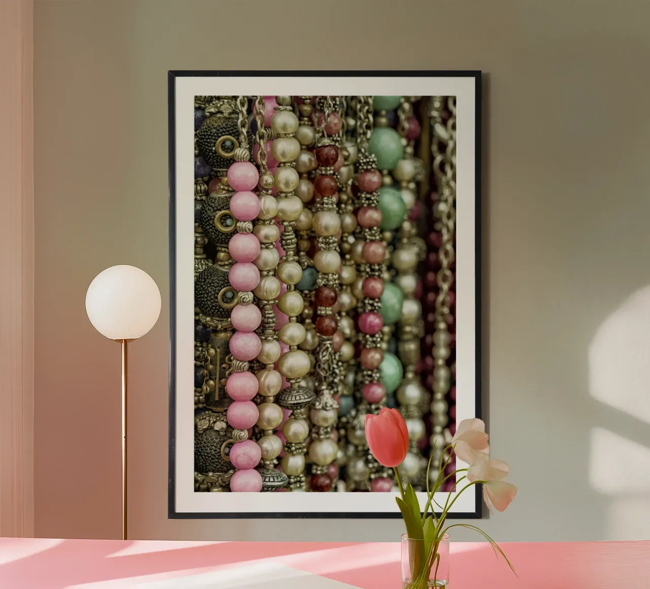 Hanging Beauty – A Display of Stunning Necklaces poster con telaio in legno da Curious Collections by Marielle Leenders