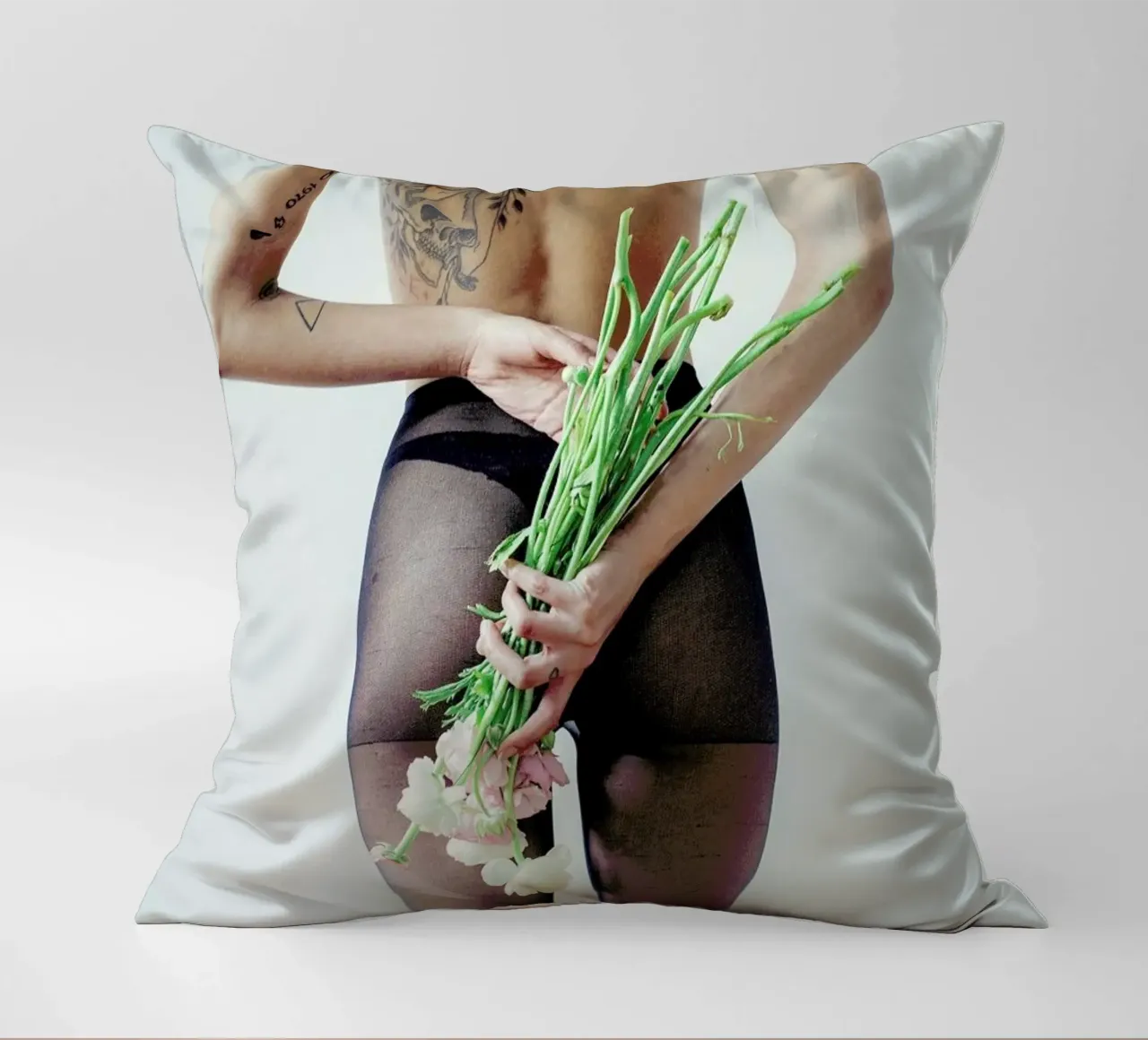 Flowers And Tights 1 cuscino da Chris Abatzis