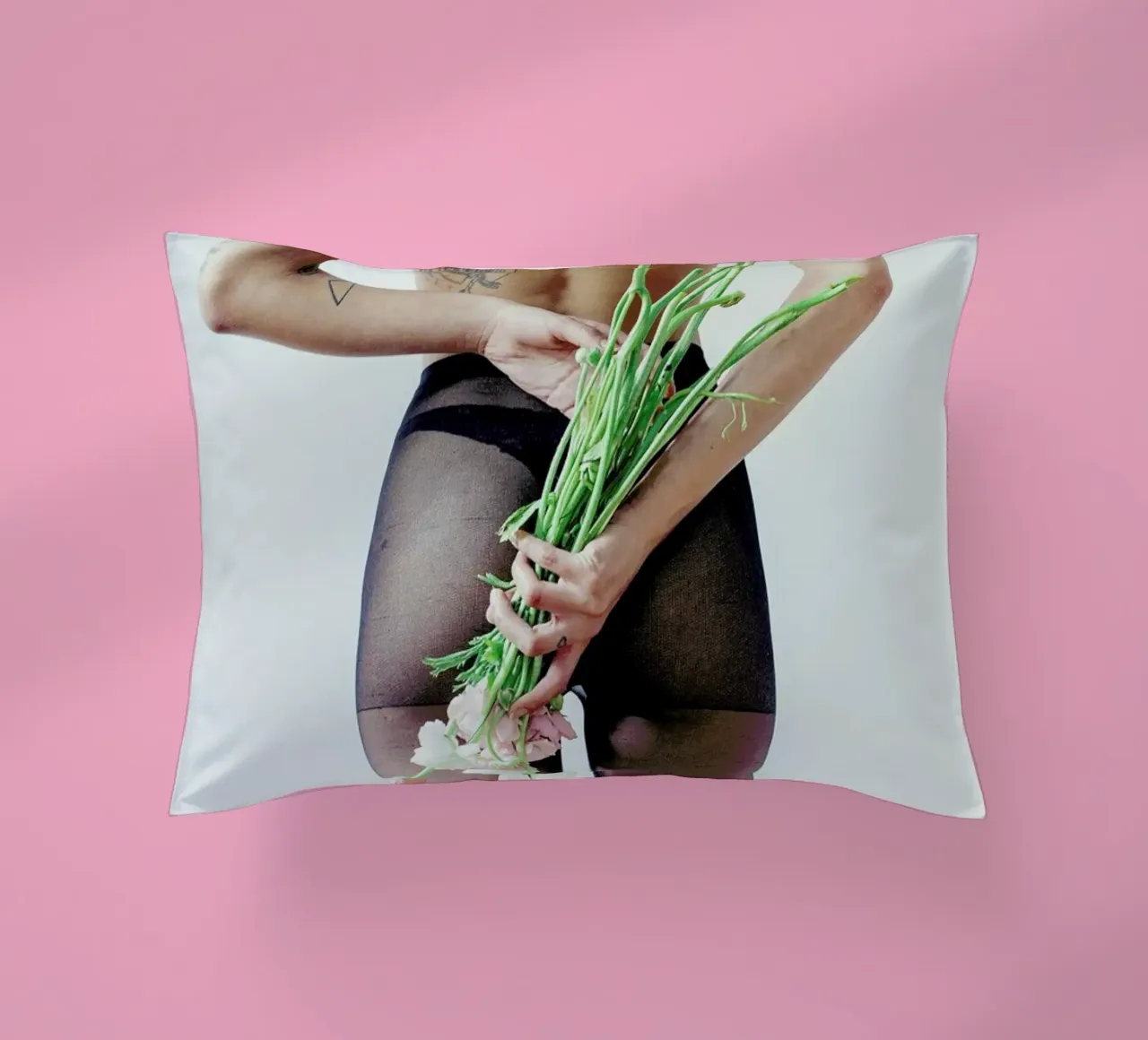 Flowers And Tights 1 cuscino da Chris Abatzis