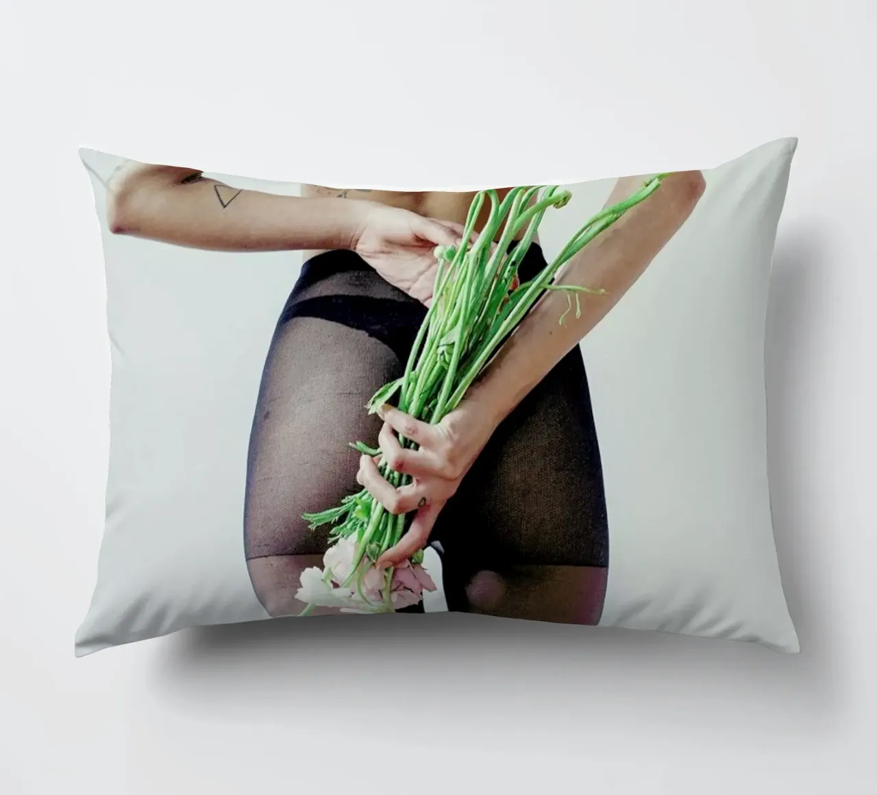 Flowers And Tights 1 cuscino da Chris Abatzis