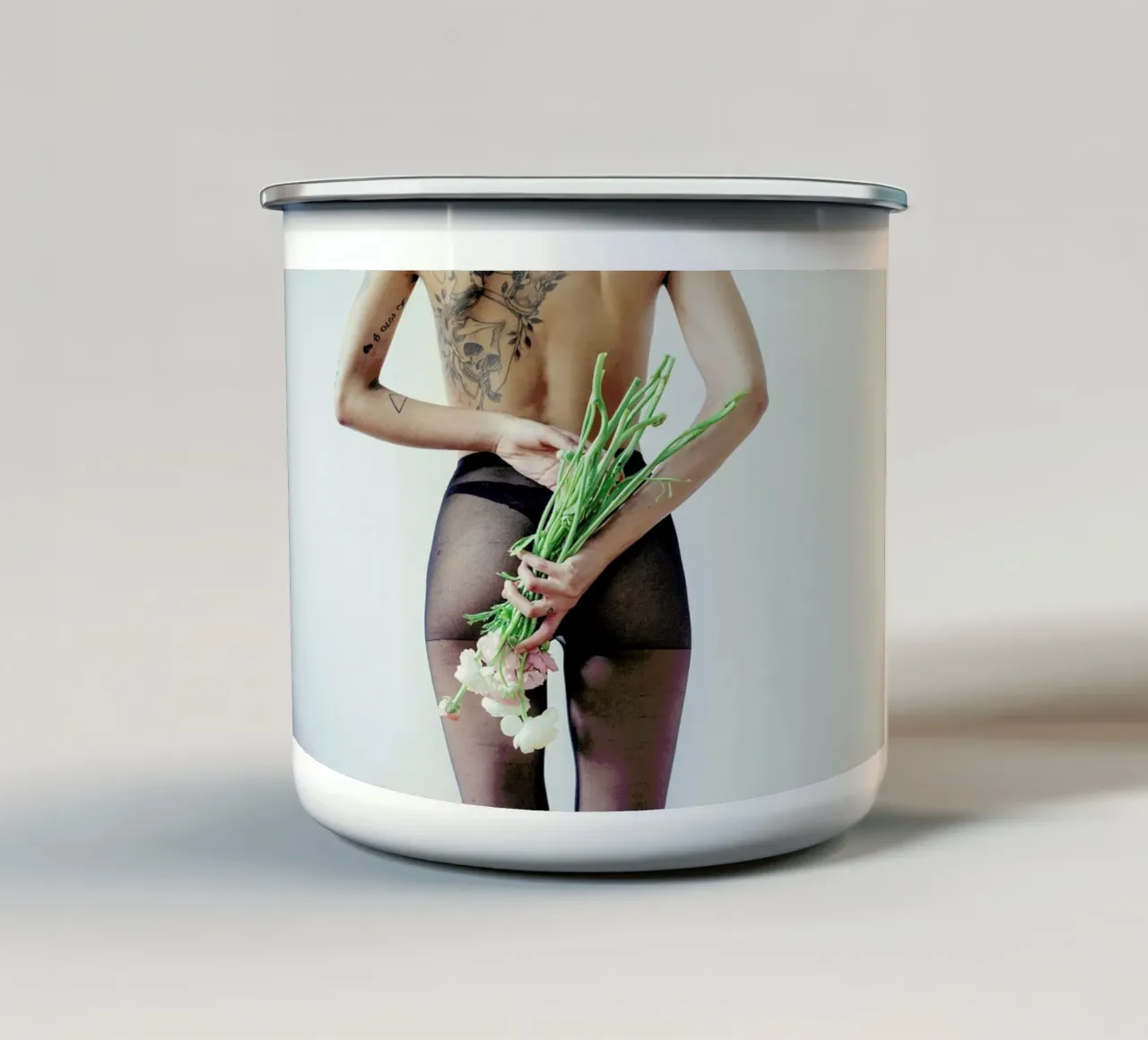 Flowers And Tights 1 tazza in smalto da Chris Abatzis