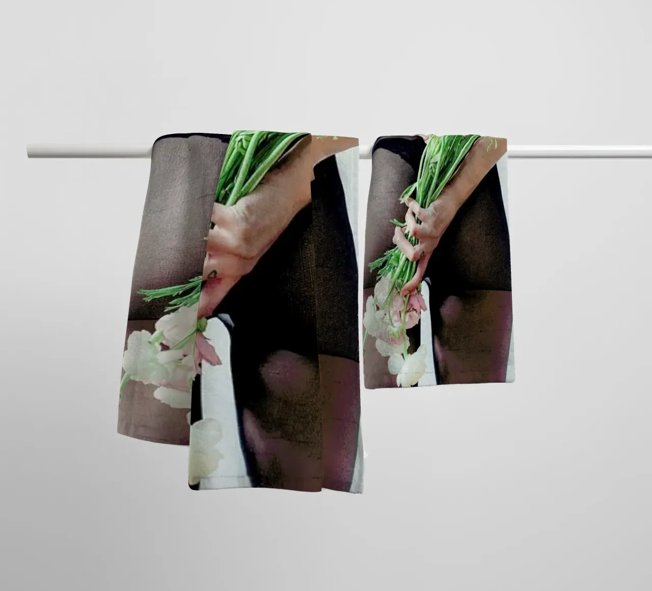 Flowers And Tights 1 asciugamano da bagno da Chris Abatzis